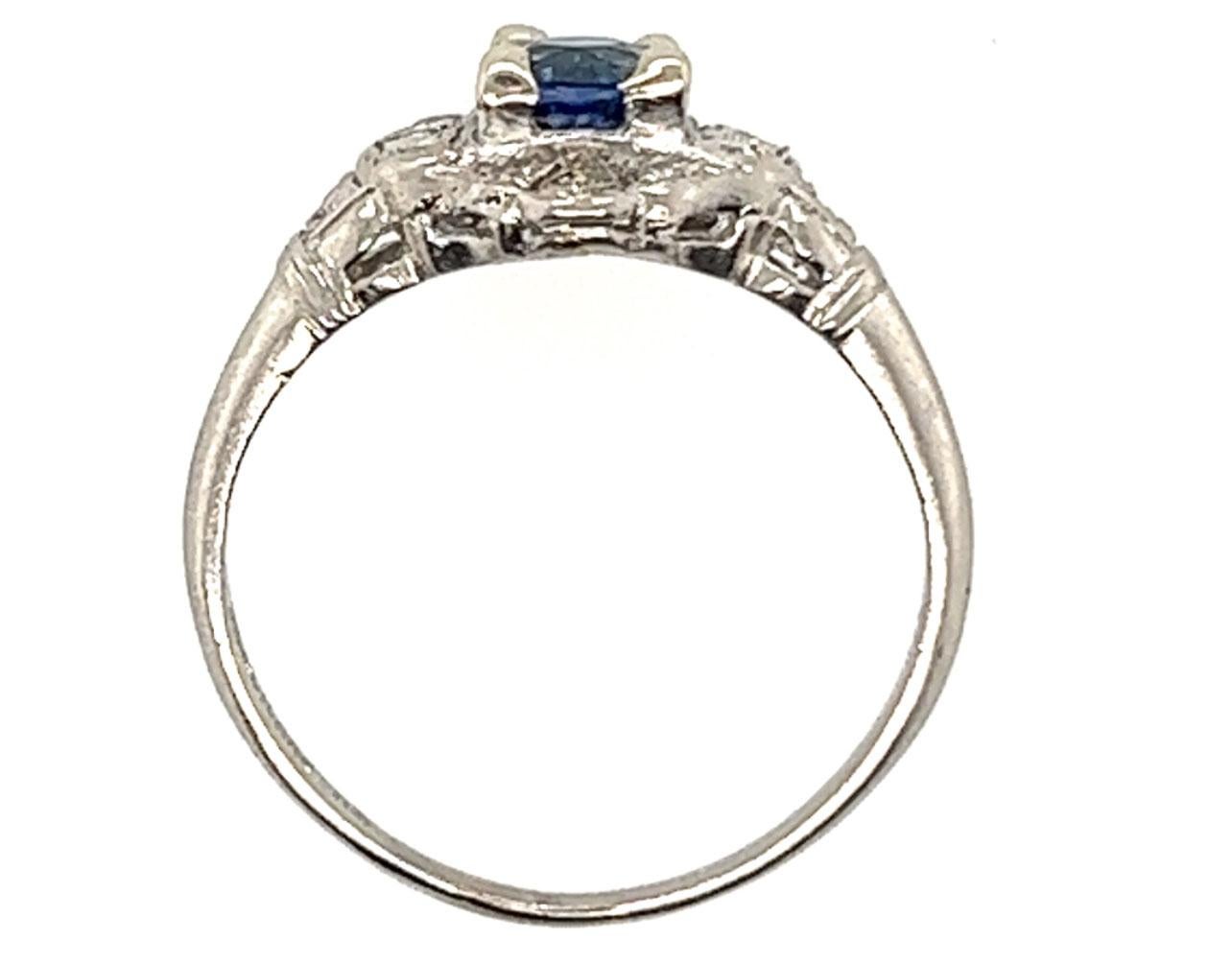 Autentico originale Art Deco antico degli anni '30 Anello con diamante e zaffiro d'epoca da 0,80 ct in platino 


Caratterizzato da uno zaffiro rotondo naturale autentico di colore blu scuro da 0,60 carati.

12 Diamanti genuini antichi a taglio