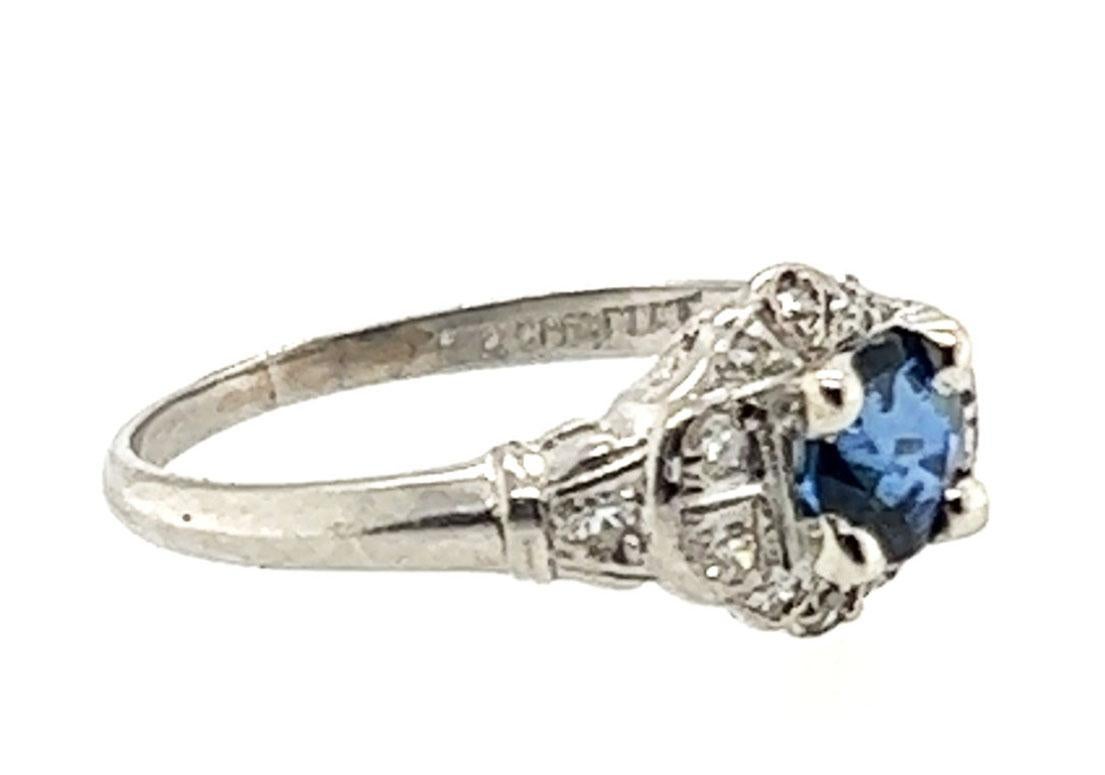 Taglio rotondo Anello Art Deco con zaffiro da 0,80 carati e diamanti a taglio singolo, originale degli anni '30, antico e platinato