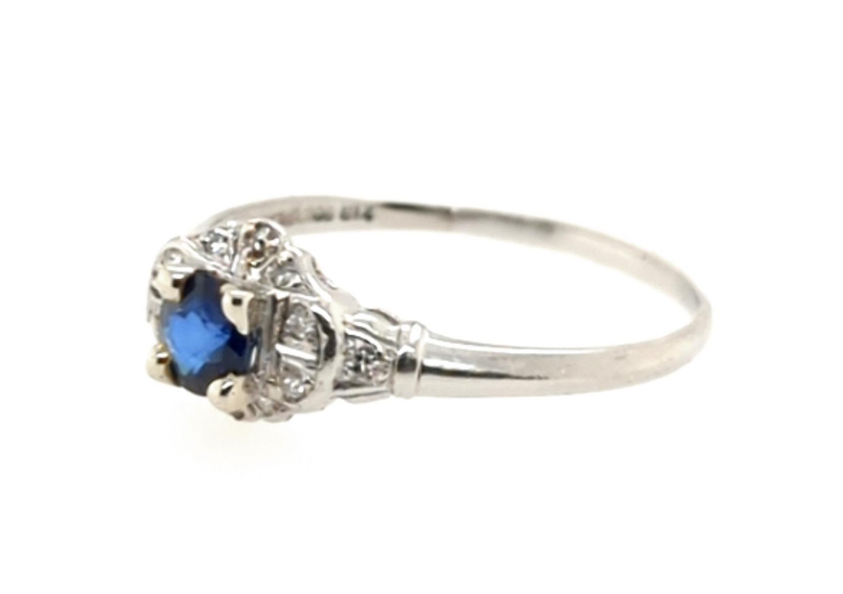 Taglio rotondo Anello Art Deco con zaffiro da 0,80 carati e diamanti a taglio singolo, originale degli anni '30, antico e platinato in vendita