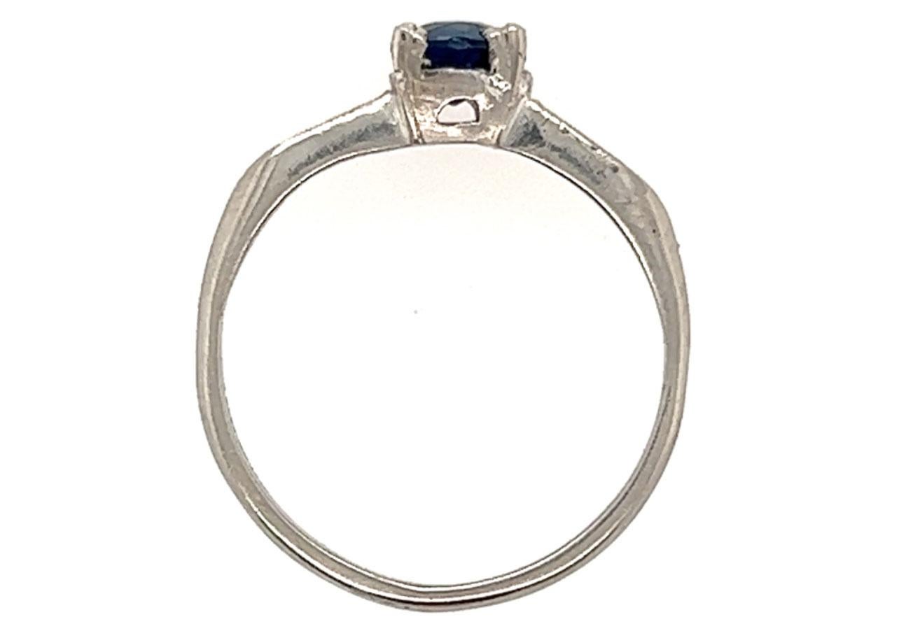 Echtes Original Art Deco Antik aus den 1930er Jahren Vintage Saphir Diamant Ring .82ct Round Platinum 


Ausgestattet mit einem Navy Blue .70 Karat Echte Natürliche Runde Sapphire Center

6 Echte antike Diamanten im Einzelschliff, natürlich