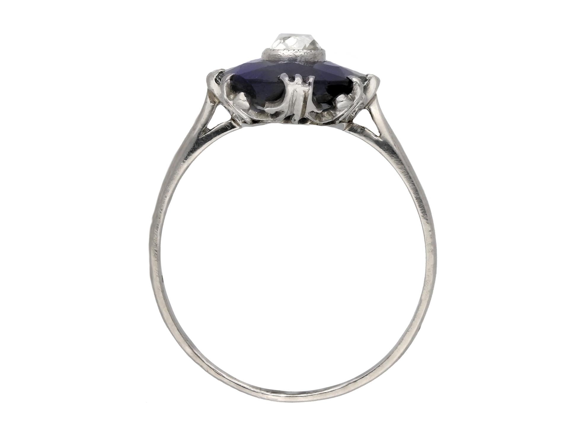 Art Deco Saphirring mit diamantbesetztem Zentrum, um 1920. (Art déco) im Angebot
