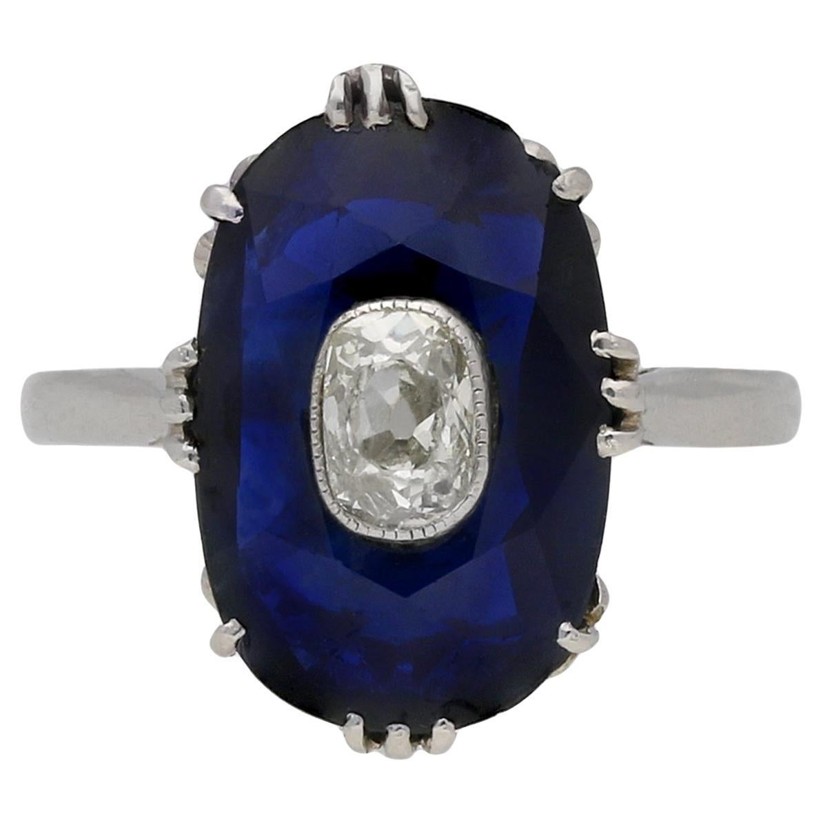 Art Deco Saphirring mit diamantbesetztem Zentrum, um 1920.