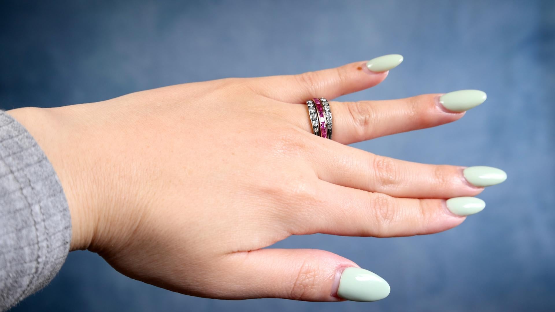 Flip-Ring aus 18 Karat Gelbgold und Silber mit Saphir, Rubin und Diamant im Art déco-Stil (Brillantschliff) im Angebot