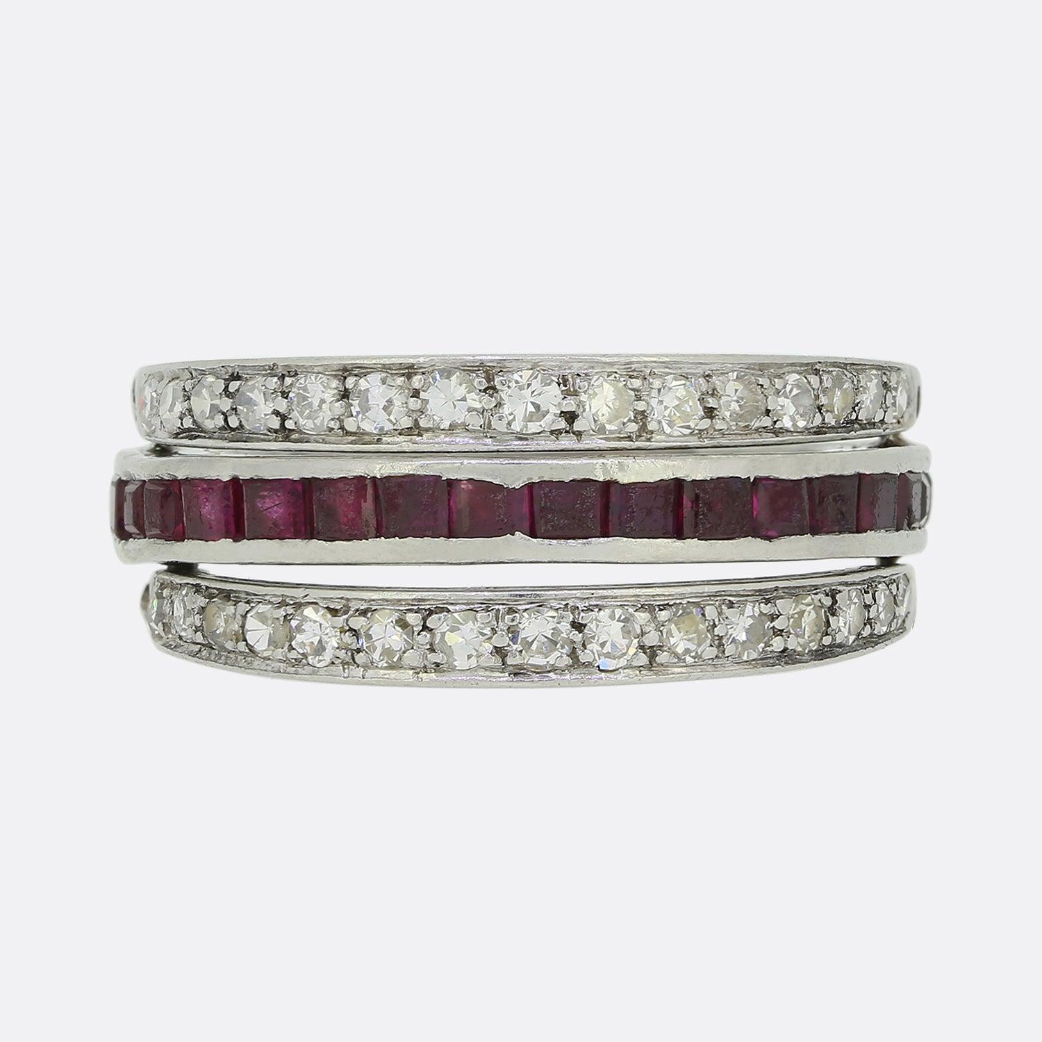Dies ist ein wunderbarer Art Deco Saphir, Rubin und Diamant Flip Ring. Dieses Schmuckstück bietet zwei Ringe in einem und ermöglicht es der Trägerin, die einseitig geschliffenen Diamantseiten umzudrehen und entweder einen Saphir oder den Rubin in