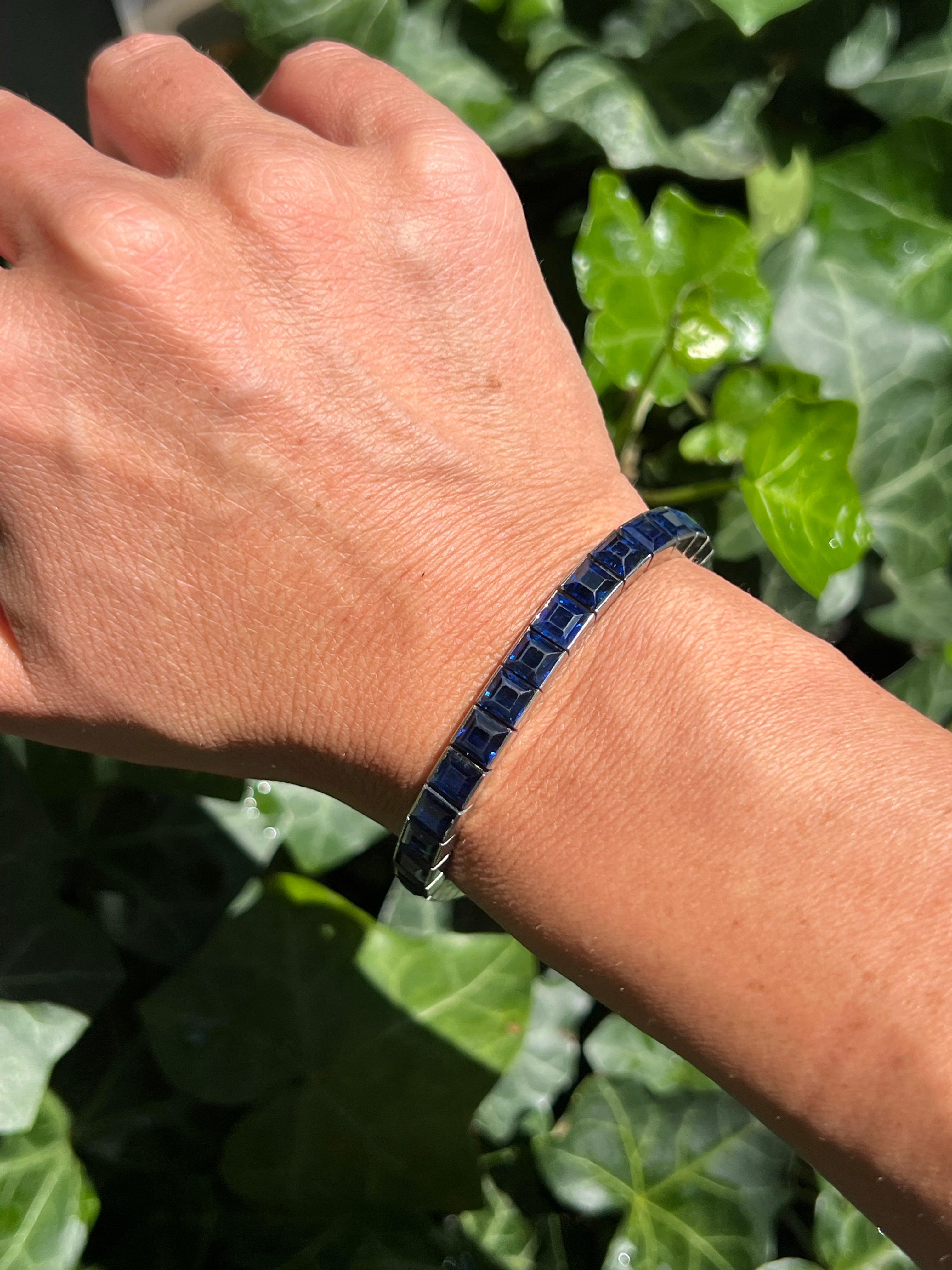 Pulsera de zafiro Art Déco

Pulsera con una hilera de 35 zafiros talla cuadrada engastados en platino.

Peso del zafiro: aproximadamente 7,00 quilates 

Medidas: 7