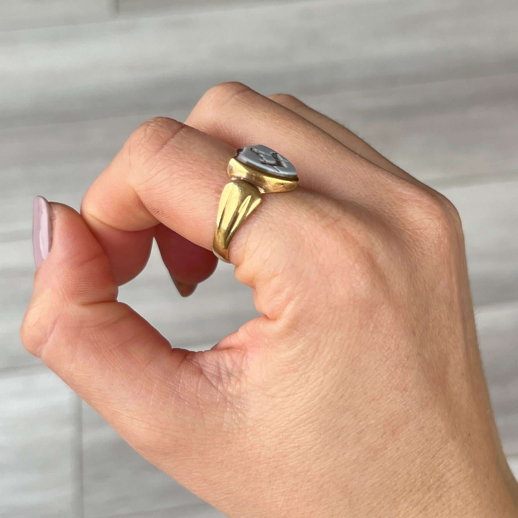 Art Deco Sardonyx 18 Carat Gold Masonic Signet Ring For Sale 1