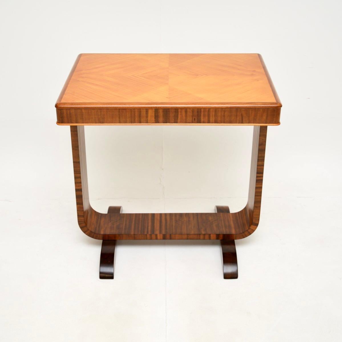 Une table d'appoint Art Déco en bouleau satiné et en noyer absolument magnifique. Il a été fabriqué en Angleterre, il date des années 1930.

Il est d'une qualité exceptionnelle, son design est très élégant et sa taille est utile. Le plateau présente