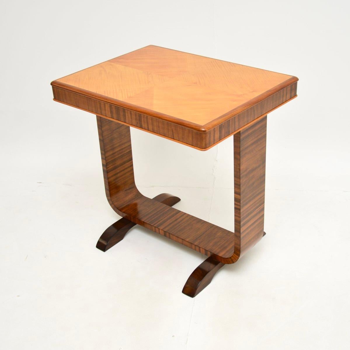 Britannique Table d'appoint Art Déco en bouleau satiné et noyer en vente