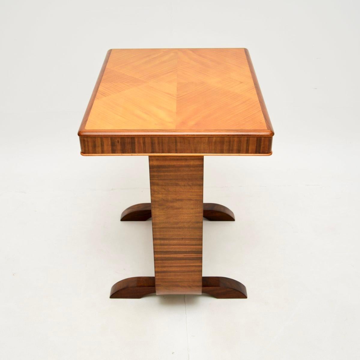 Milieu du XXe siècle Table d'appoint Art Déco en bouleau satiné et noyer en vente