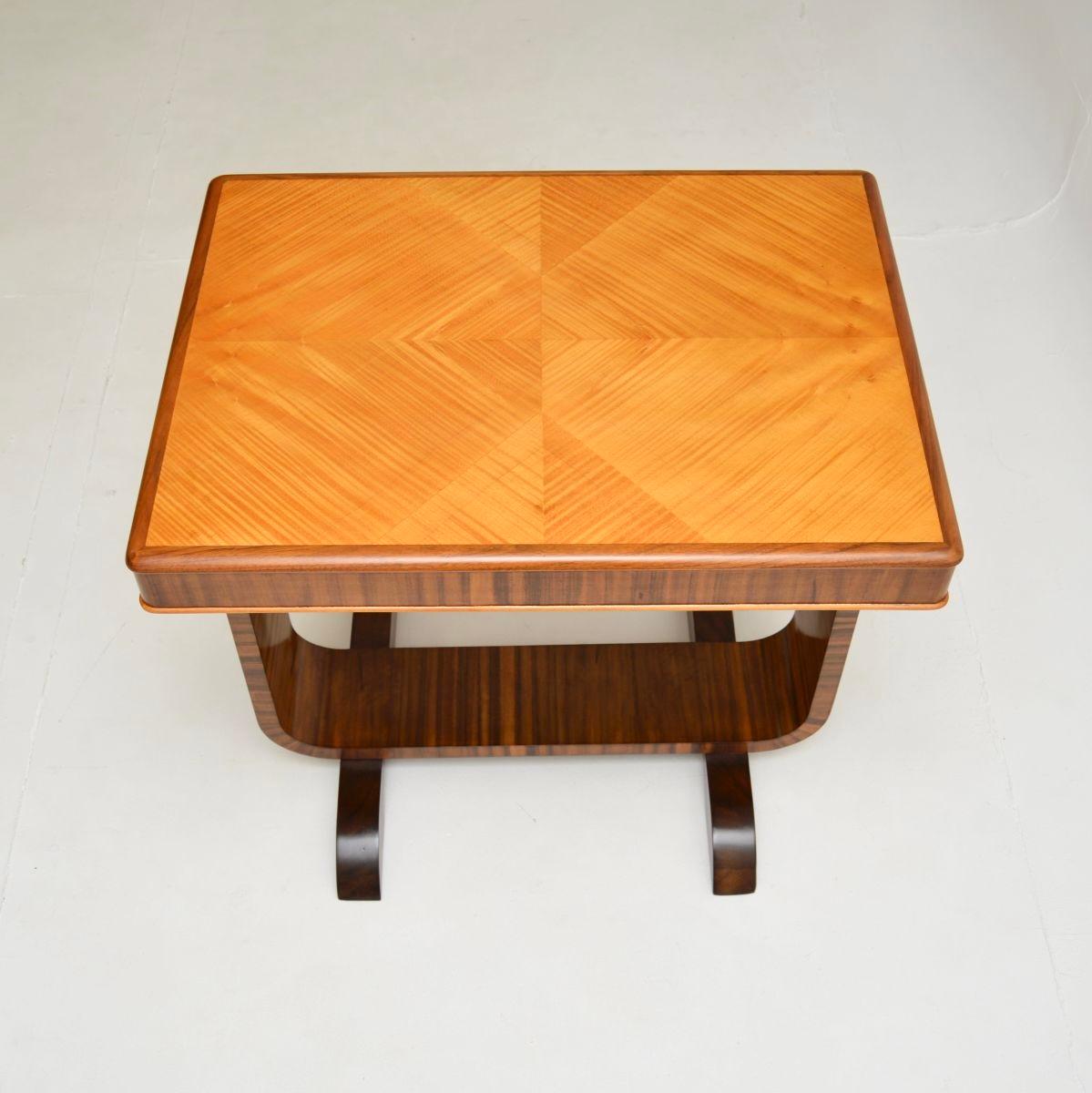 Bouleau Table d'appoint Art Déco en bouleau satiné et noyer en vente