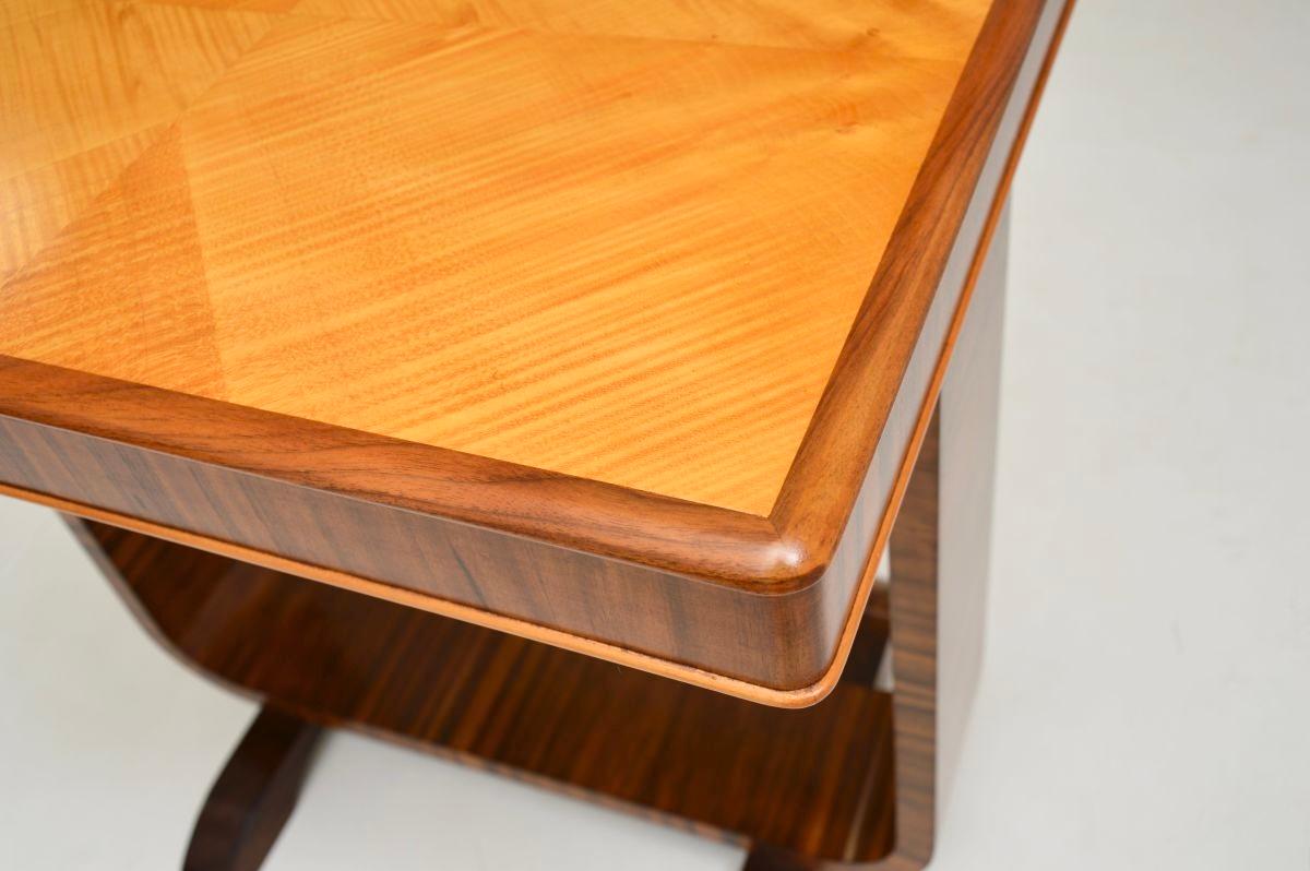 Table d'appoint Art Déco en bouleau satiné et noyer en vente 2