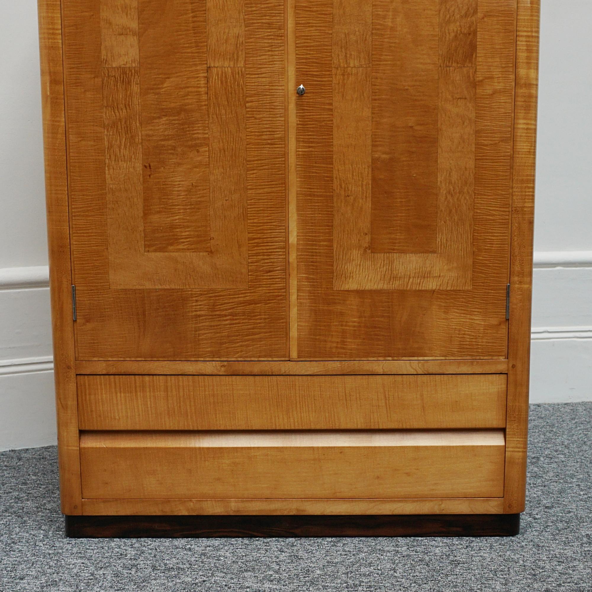 Art Deco Satin Birch Veneered Gentleman's Cabinet by Betty Joel  In Good Condition For Sale In Forest Row, East Sussex