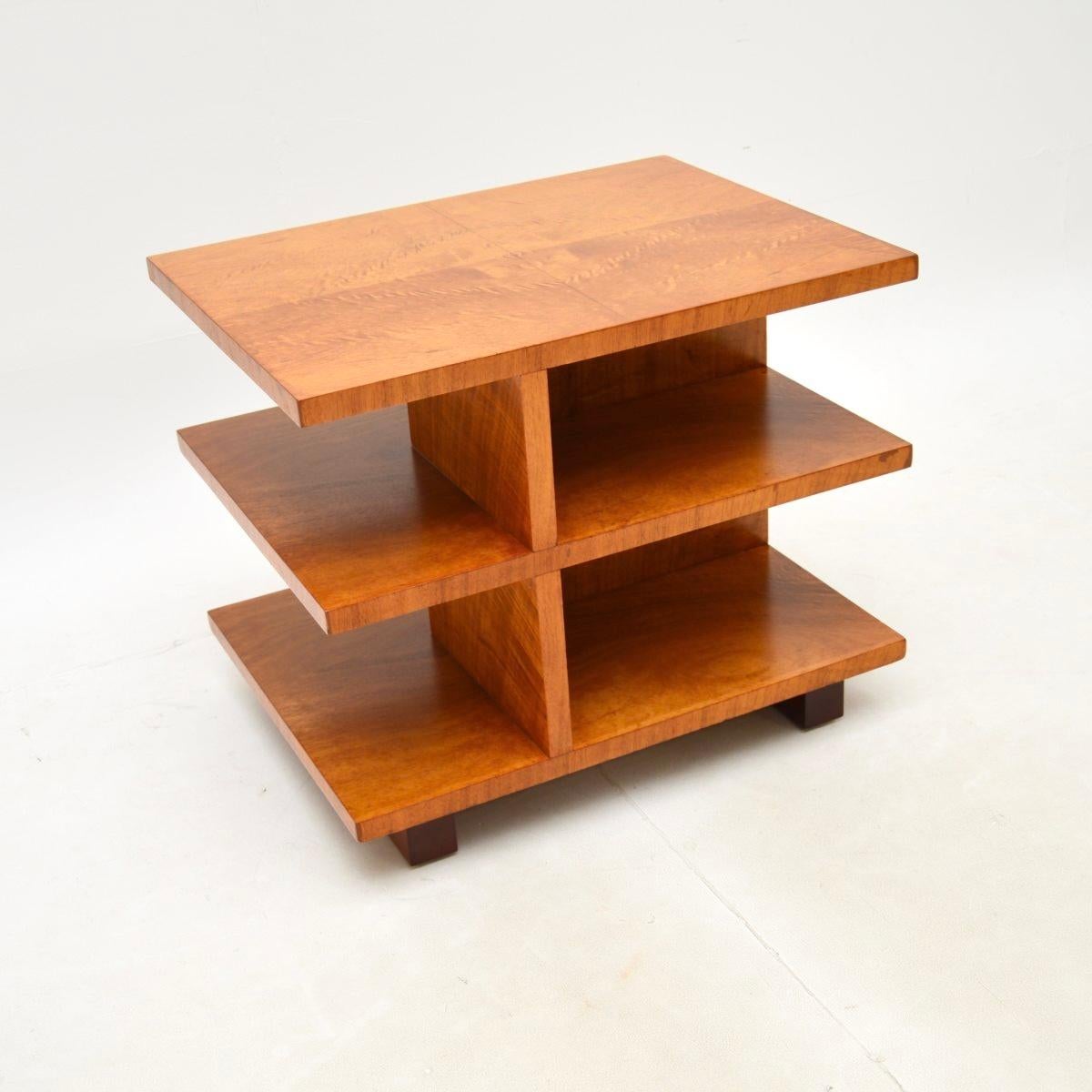 Magnifique table d'appoint / table basse en bois satiné de style Art Déco. Il a été fabriqué en Angleterre, il date des années 1930.

Ce produit est d'une qualité incroyable, il a un design élégant et très utile. Elle est d'une belle taille,