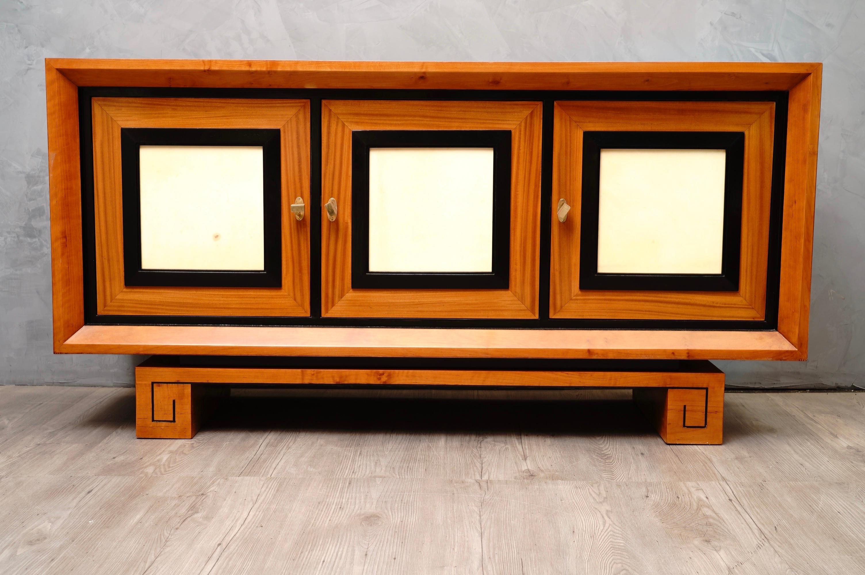 Very elegant appearance and velvety veneer, for a refined Art Deco sideboard; also due to the use of Fine materials.

Body all veneered in satinwood wood. On the front there is a frame cut at 45 °, and then a border all lacquered in black shellac