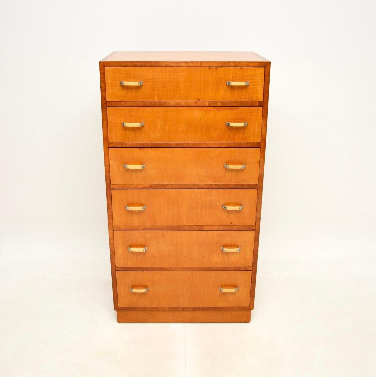 Art Deco Satinwood and Walnut Chest of Drawers Británico en venta