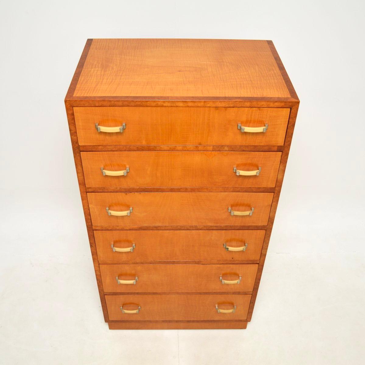 Art Deco Satinwood and Walnut Chest of Drawers Madera satinada en venta