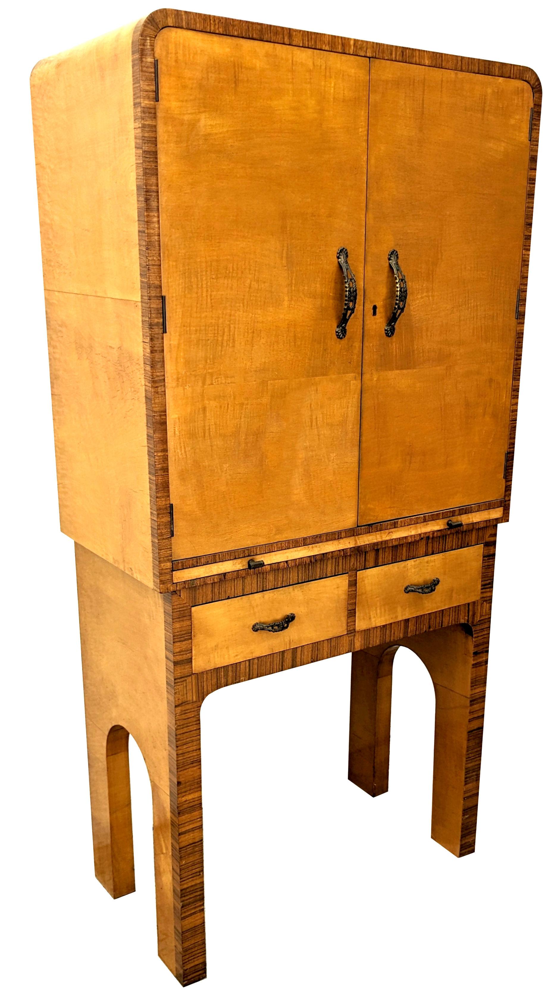 Armoire à cocktail haut de gamme Art Déco en bois de satin par Epstein Brothers, vers 1930 en vente 2