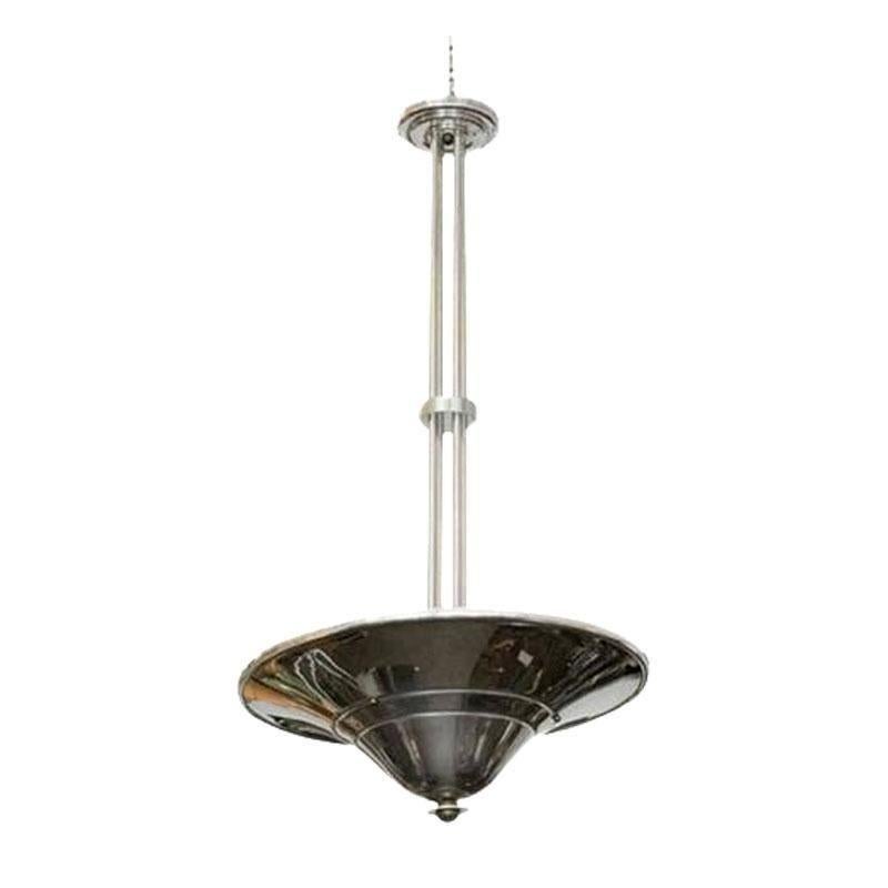 Coppia di lampade da soffitto a piattino in cromo di epoca Art Deco americana con tappo finale in bronzo e stelo in alluminio lucido. La lampada pende dal soffitto per 43 pollici, con una luce uniforme che si diffonde verso l'alto quando è
