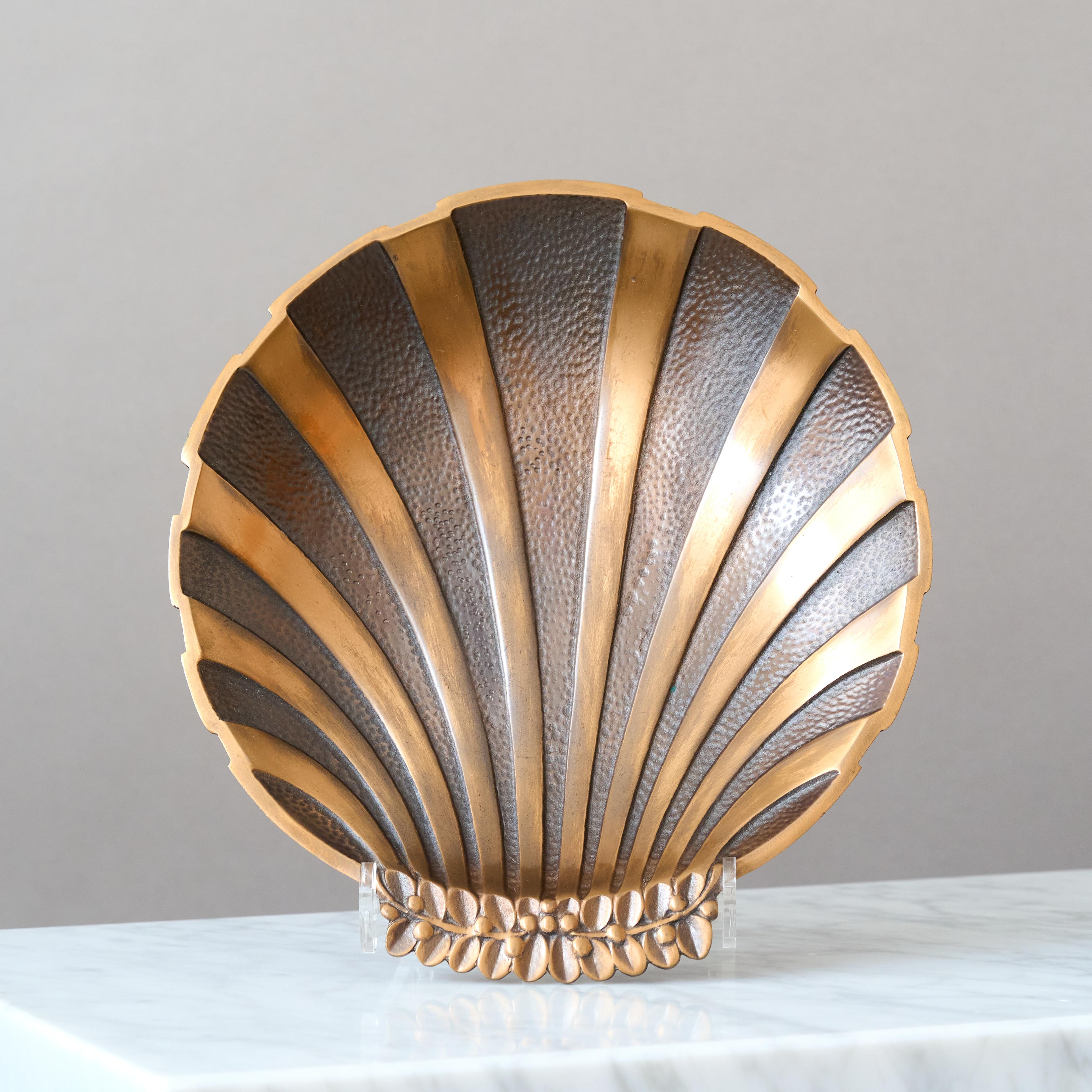 A beautiful scallop shaped Art Deco / Scandinavian Modern bronze bowl with amazing patina. 
Designed by Niels Dam Ravn and made by Nordisk Malm in Denmark, 1930s. 

Great original condition. 




