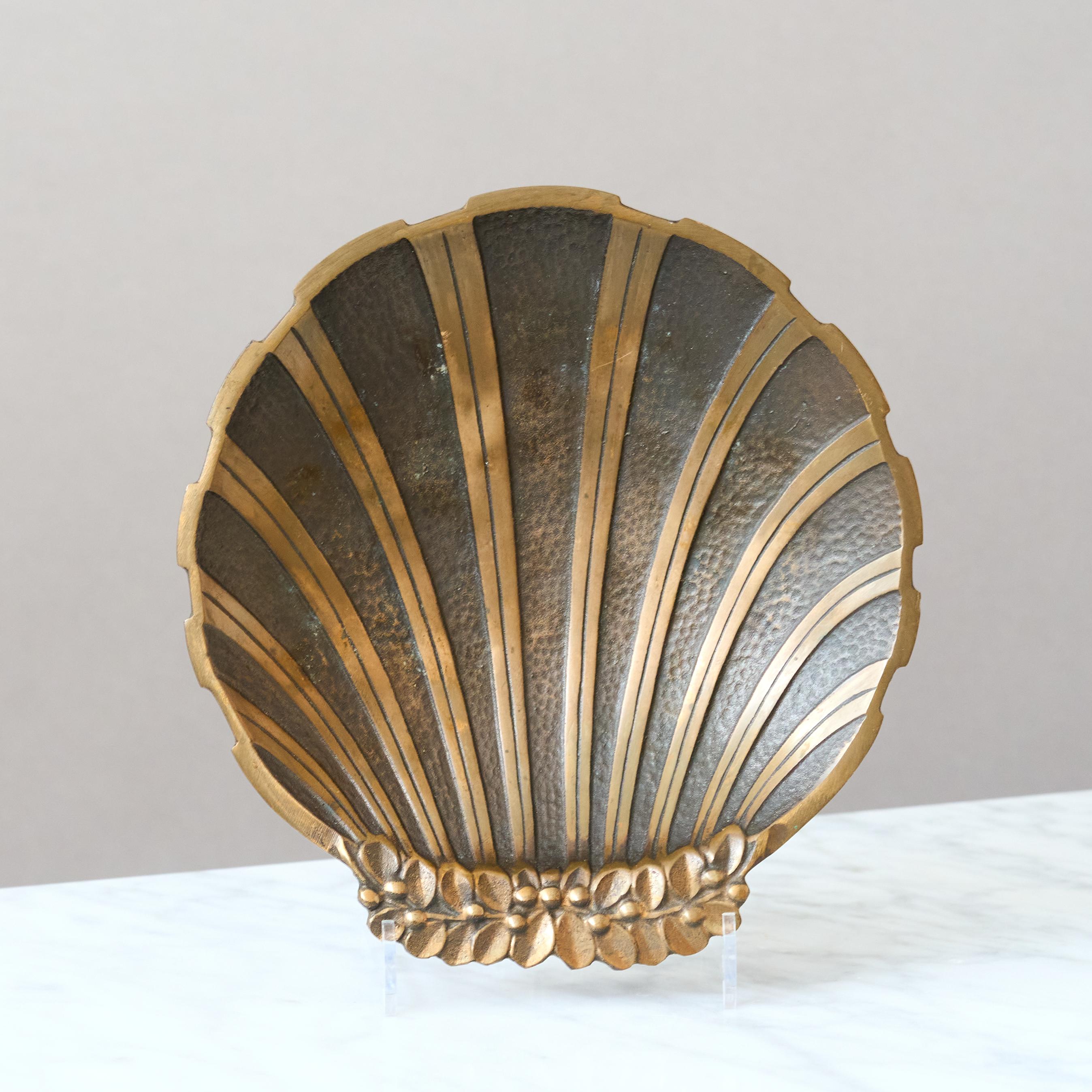 A beautiful scallop shaped Art Deco / Scandinavian Modern bronze bowl with amazing patina. 
Designed by Niels Dam Ravn and made by Nordisk Malm in Denmark, 1930s. 

Good original condition. Som light scratches and scuffs.




