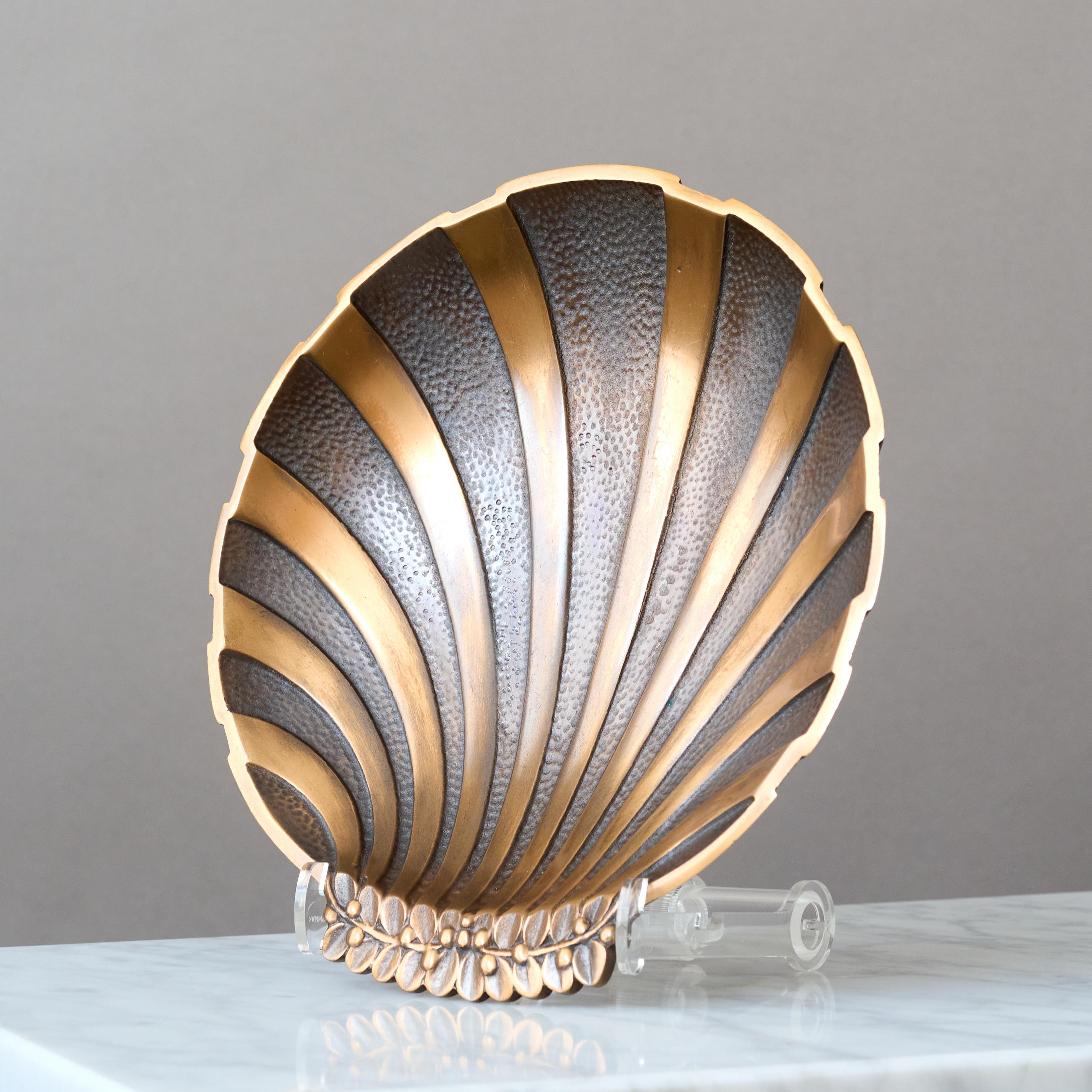 Danish Art Deco Scallop Bronze Bowl by Niels Dam Ravn for Nordisk Malm, Denmark, 1930s. For Sale