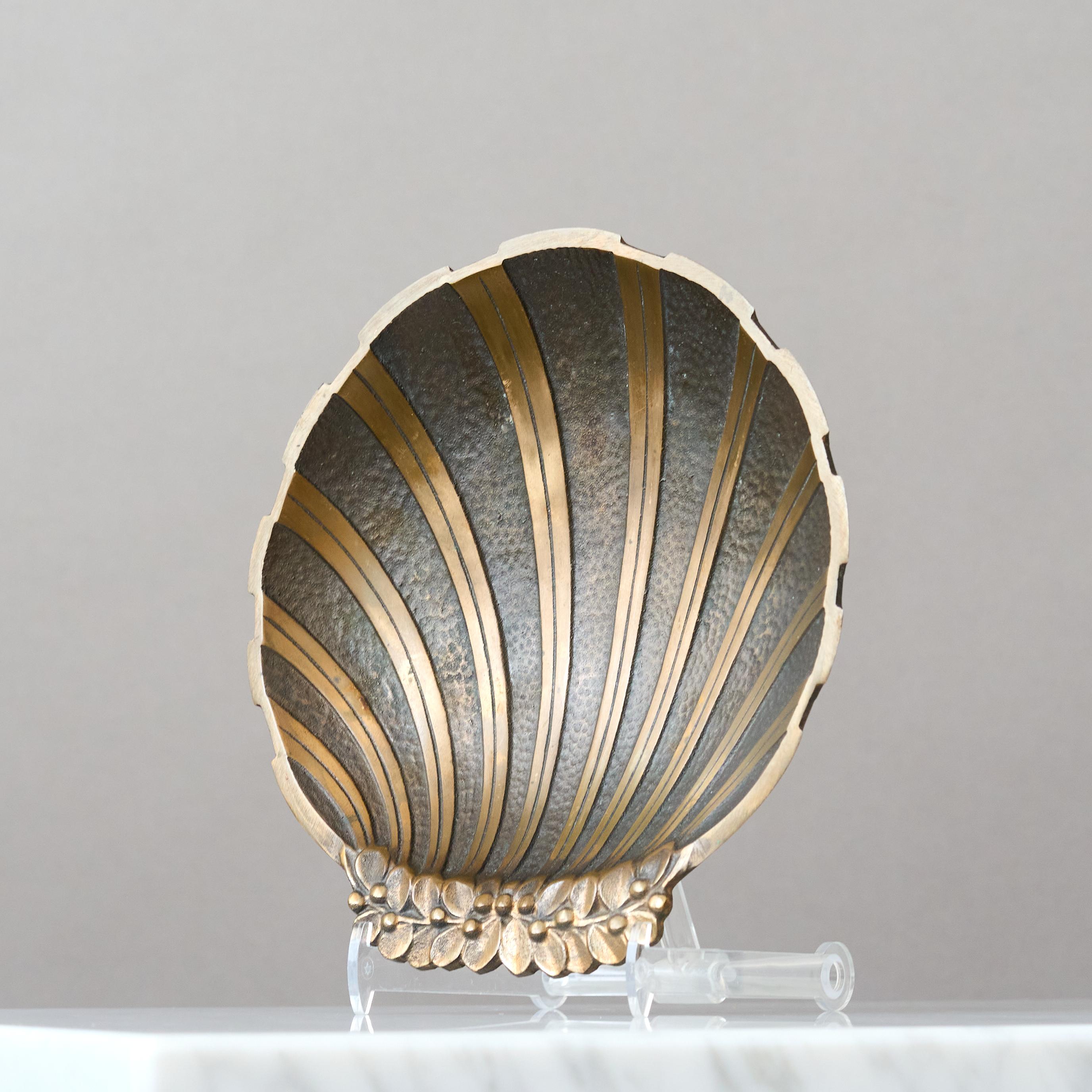 Danish Art Deco Scallop Bronze Bowl by Niels Dam Ravn for Nordisk Malm, Denmark, 1930s. For Sale
