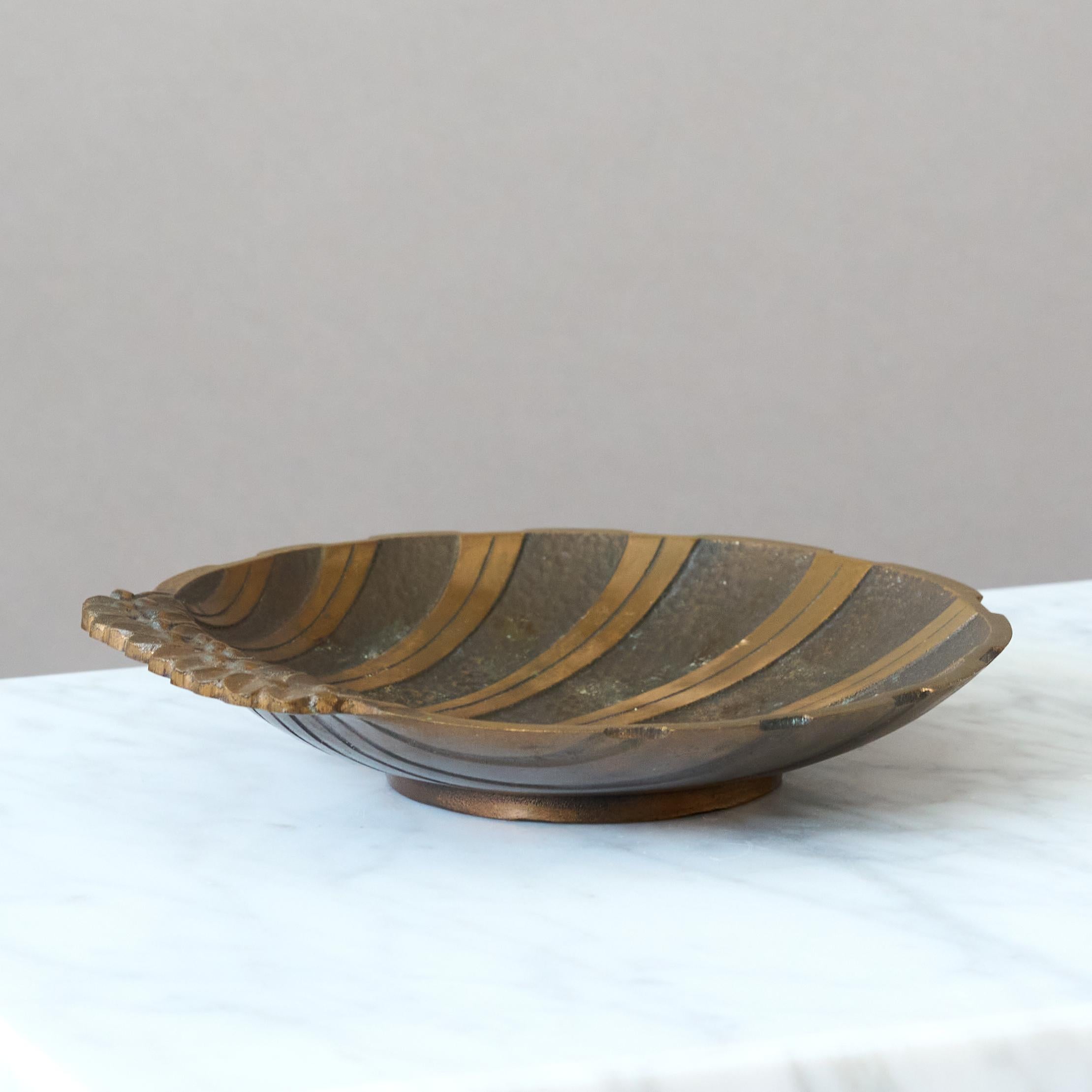 Cast Art Deco Scallop Bronze Bowl by Niels Dam Ravn for Nordisk Malm, Denmark, 1930s. For Sale