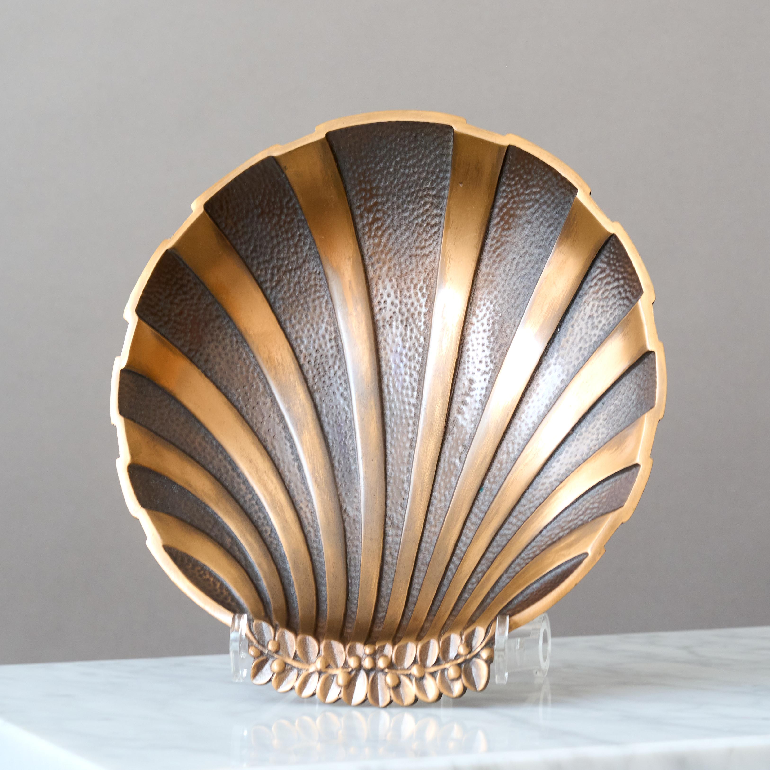 Art Deco Scallop Bronze Bowl by Niels Dam Ravn for Nordisk Malm, Denmark, 1930s. In Good Condition For Sale In Malmö, SE