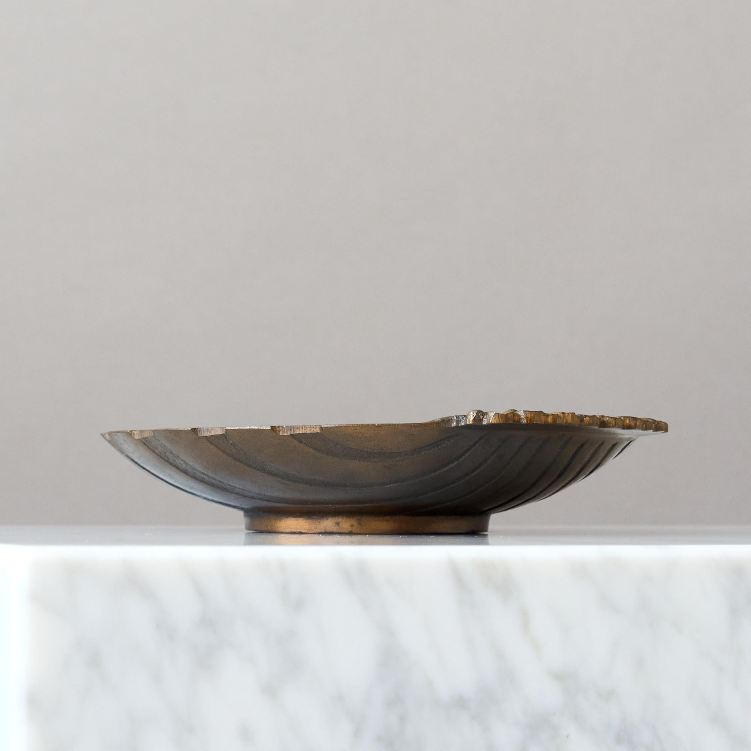 Art Deco Scallop Bronze Bowl by Niels Dam Ravn for Nordisk Malm, Denmark, 1930s. In Good Condition For Sale In Malmö, SE