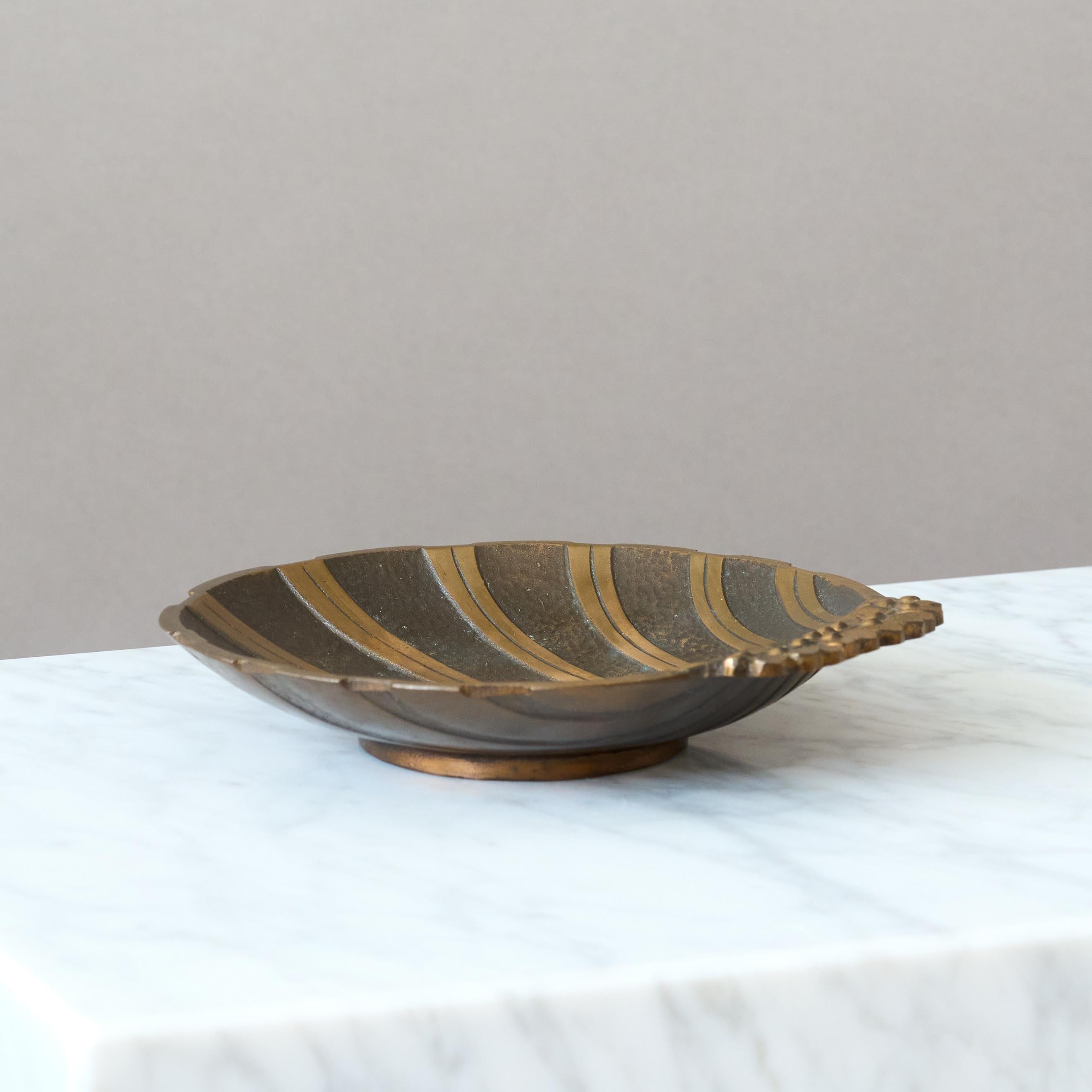 Art Deco Scallop Bronze Bowl by Niels Dam Ravn for Nordisk Malm, Denmark, 1930s. For Sale 3