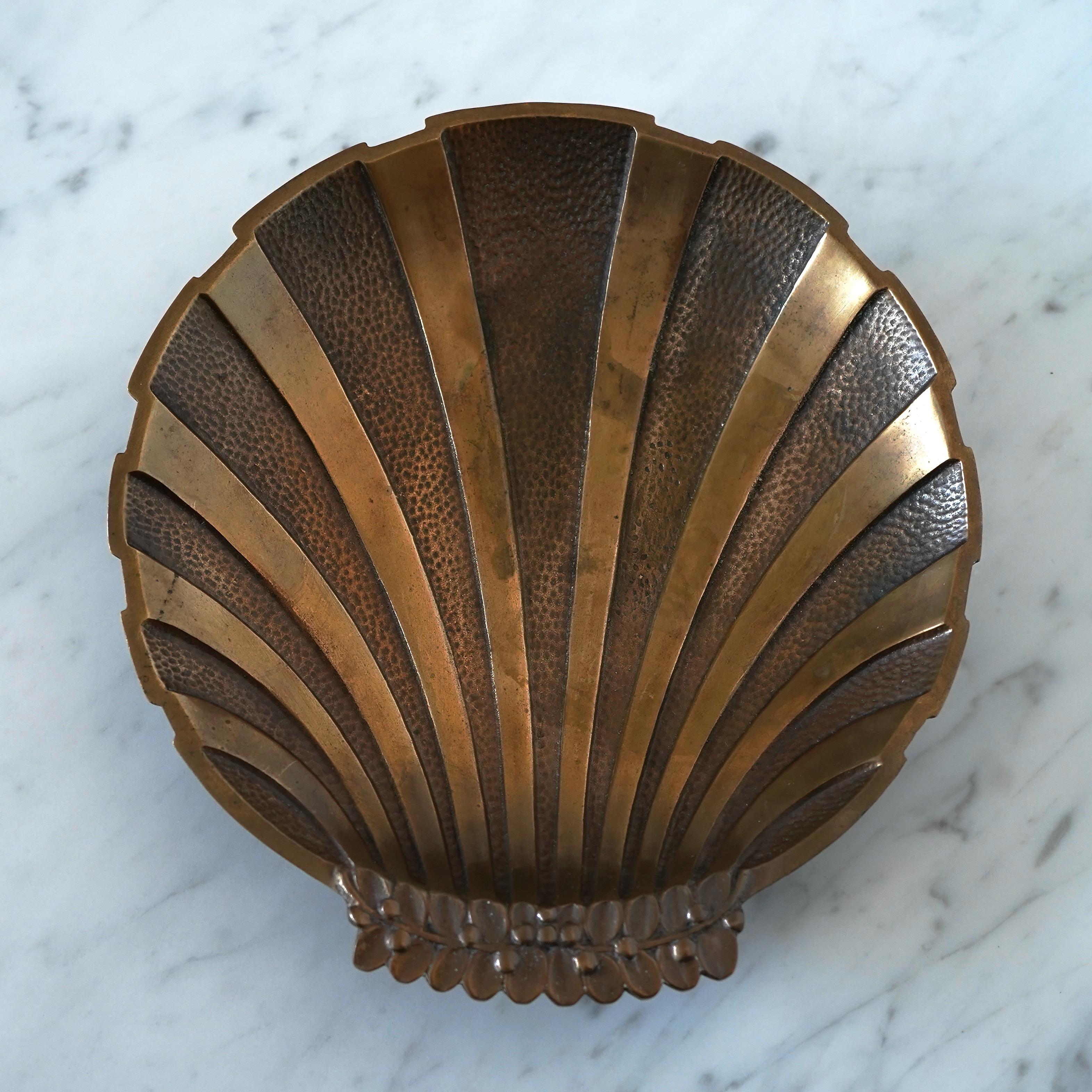 A beautiful scallop shaped art deco bronze bowl with amazing patina. 
Designed by Niels Dam Ravn. Made by Nordisk Malm in Denmark, 1930s. 

Great condition. 


