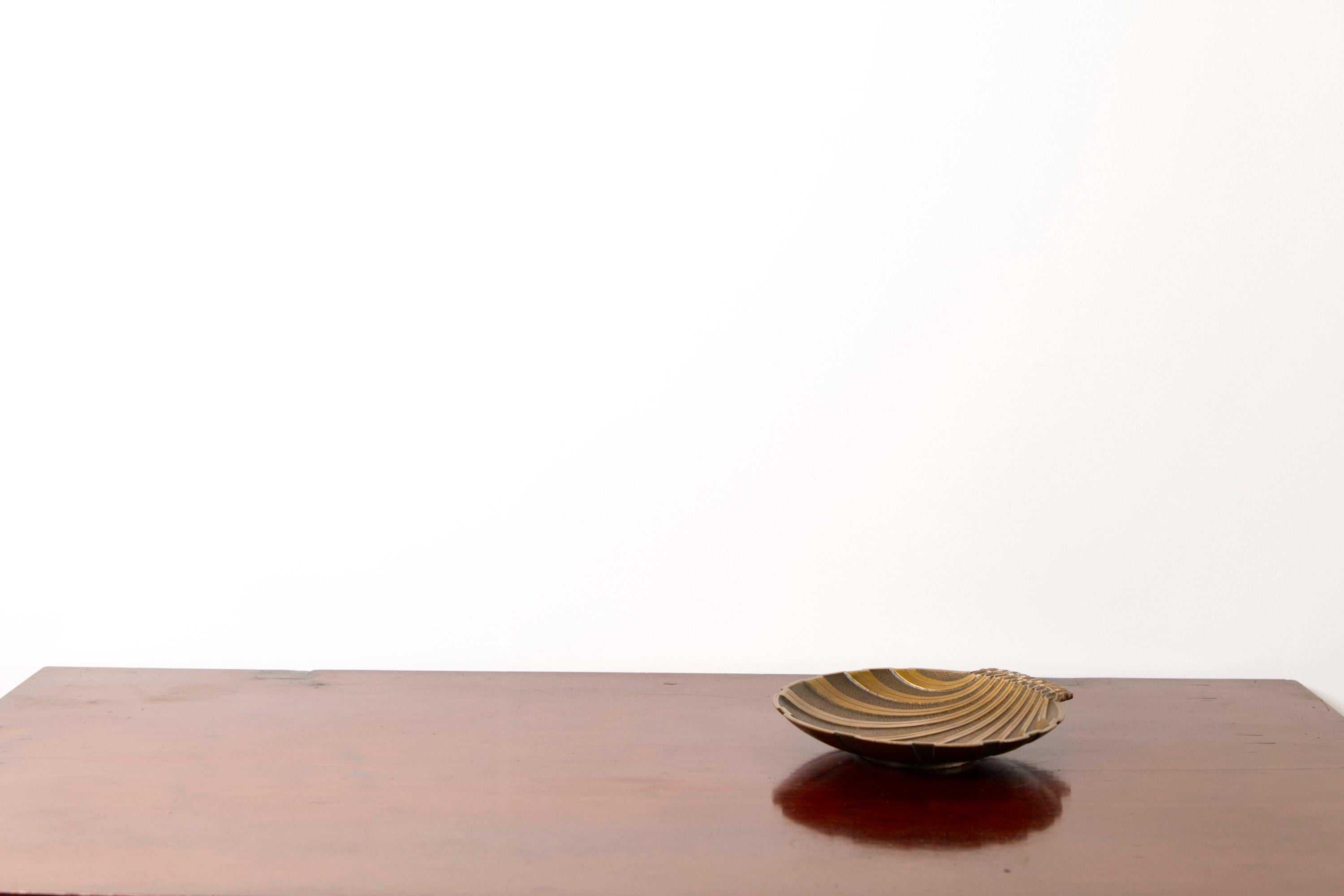 Art Deco Scallop Bronze Bowl by Niels Dam Ravn for Nordisk Malm – Denmark, 1930s

This exquisite bronze bowl, designed by Niels Dam Ravn for Nordisk Malm in the 1930s, is a refined example of Danish Art Deco design. Cast in solid bronze, the bowl
