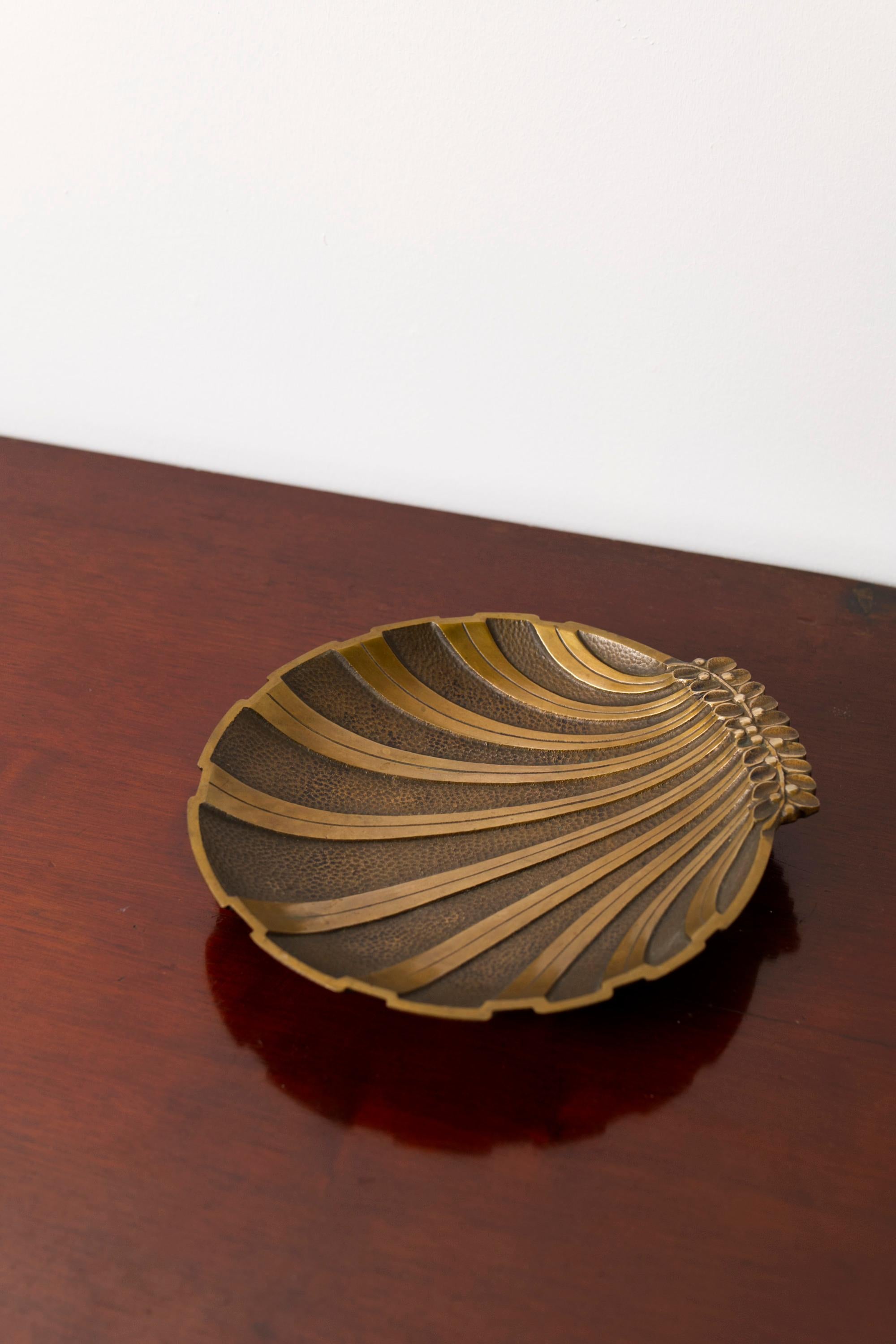 Swedish Art Deco Scallop Bronze Bowl. Niels Dam Ravn for Nordisk Malm, Denmark, 1930s For Sale