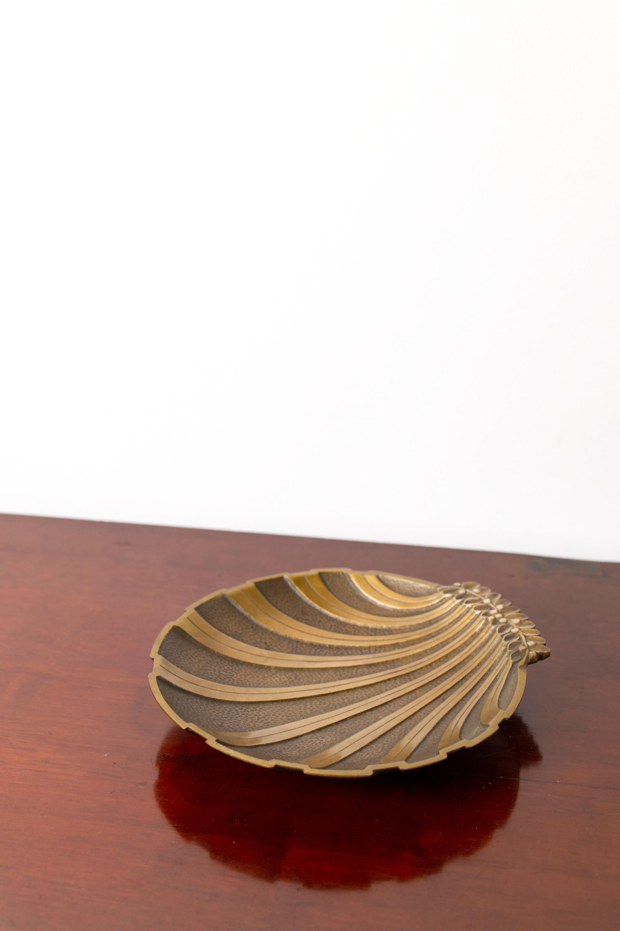 Cast Art Deco Scallop Bronze Bowl. Niels Dam Ravn for Nordisk Malm, Denmark, 1930s For Sale