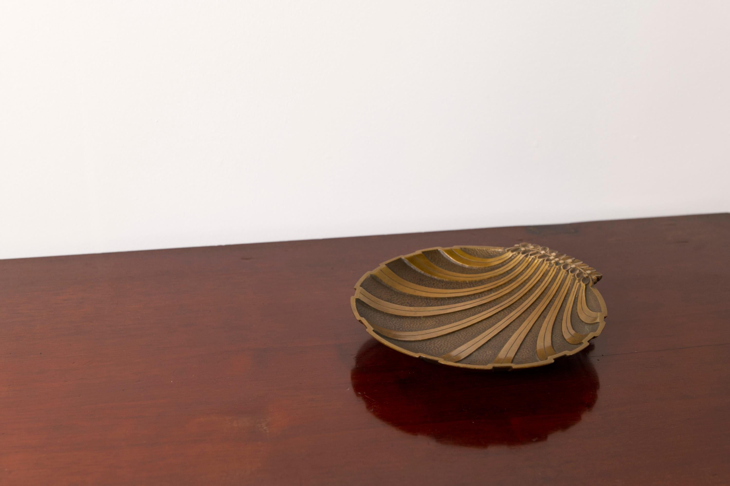 Art Deco Scallop Bronze Bowl. Niels Dam Ravn for Nordisk Malm, Denmark, 1930s In Good Condition For Sale In Balen, BE
