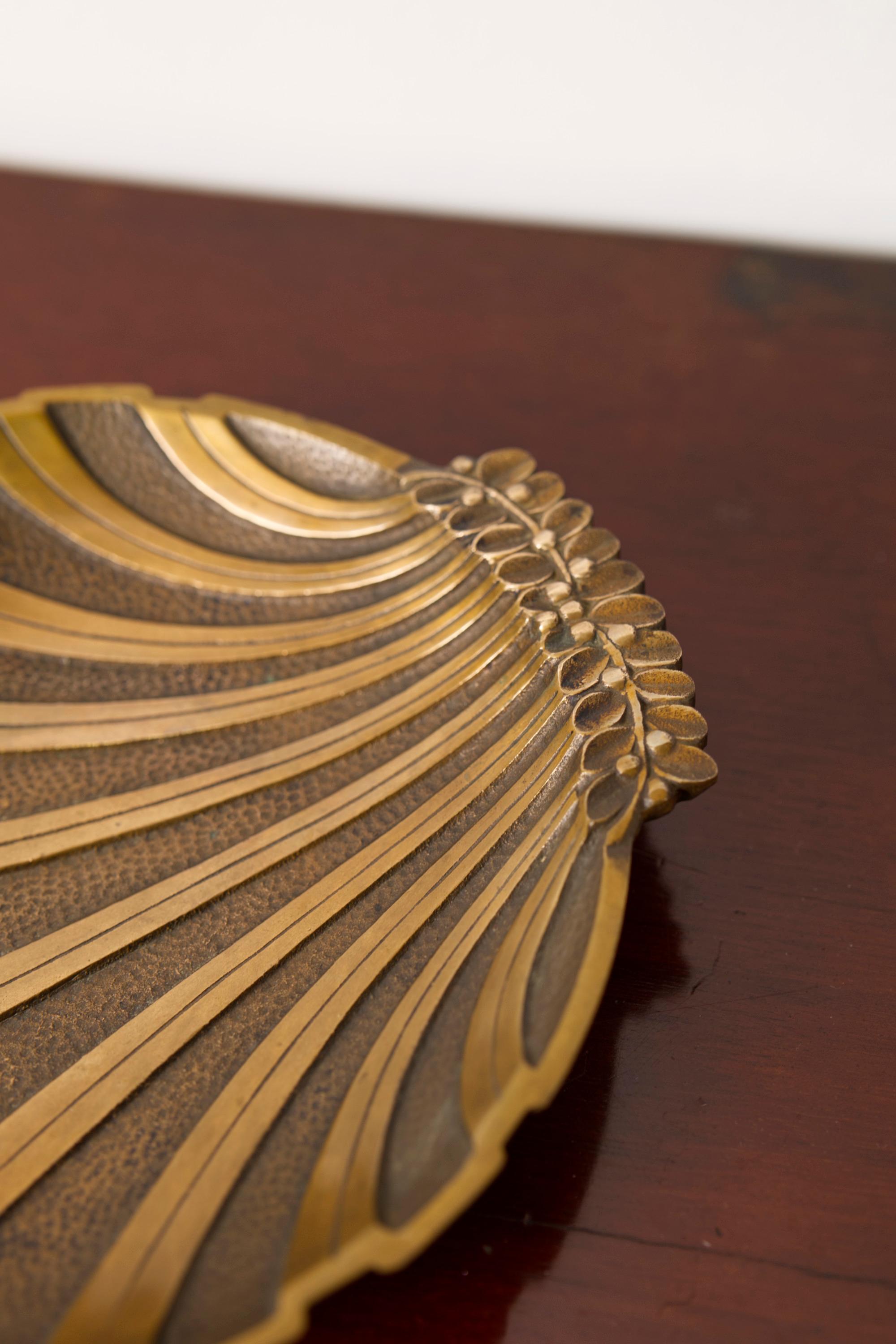 Mid-20th Century Art Deco Scallop Bronze Bowl. Niels Dam Ravn for Nordisk Malm, Denmark, 1930s For Sale