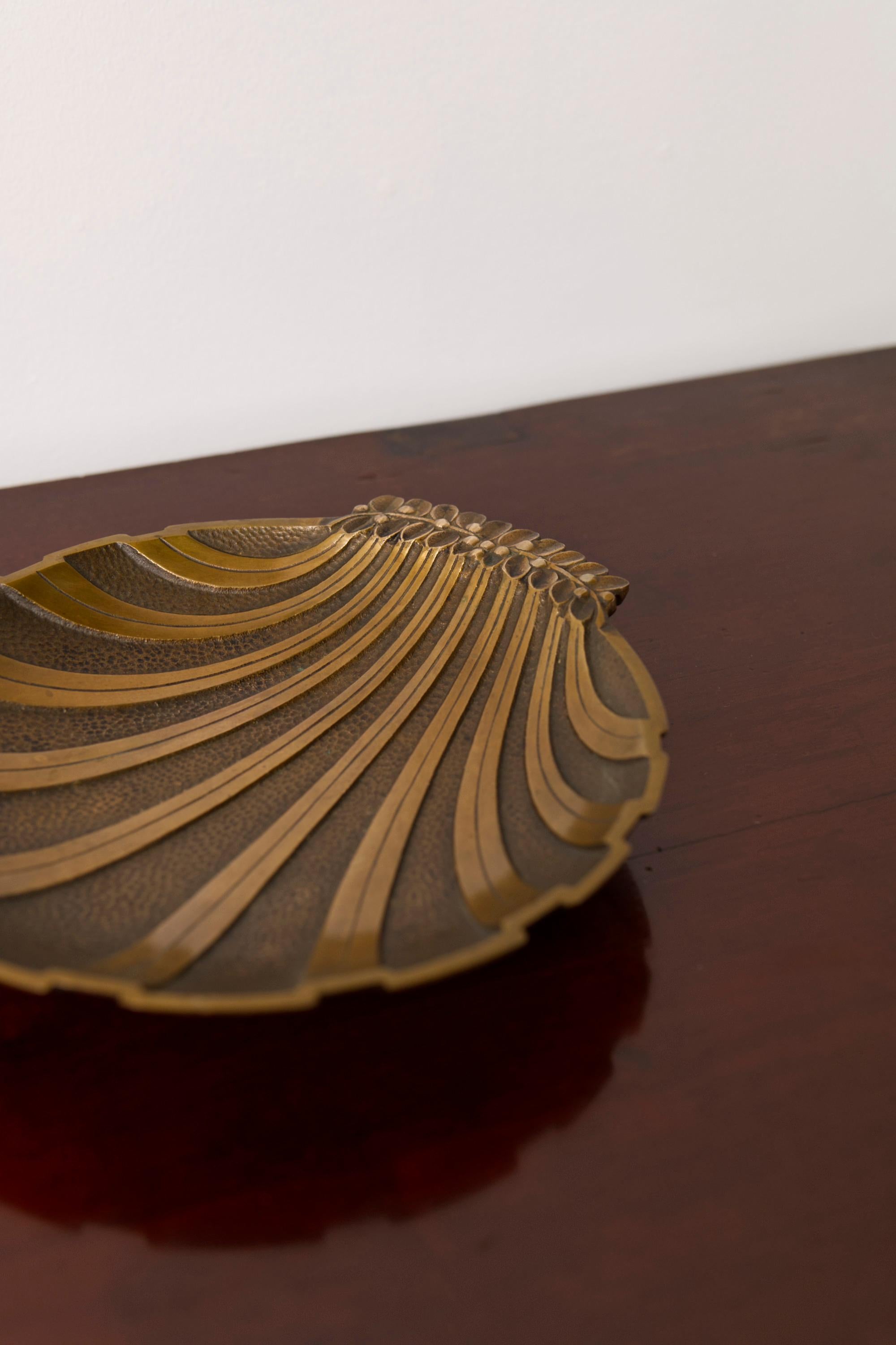 Art Deco Scallop Bronze Bowl. Niels Dam Ravn for Nordisk Malm, Denmark, 1930s For Sale 1
