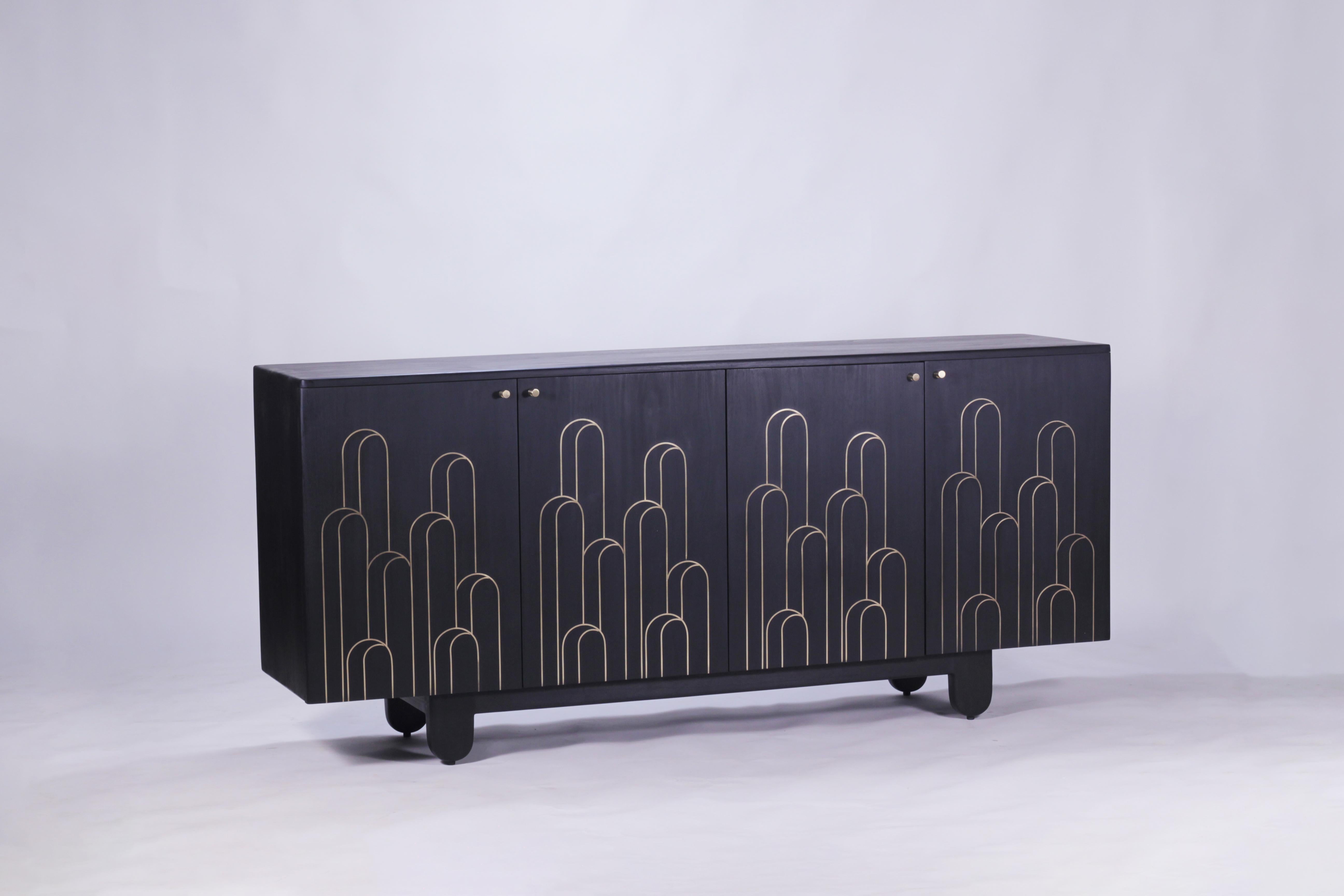 Indien Modern Art Deco Noir Crédence/armoire en chêne massif fait main avec laiton en vente