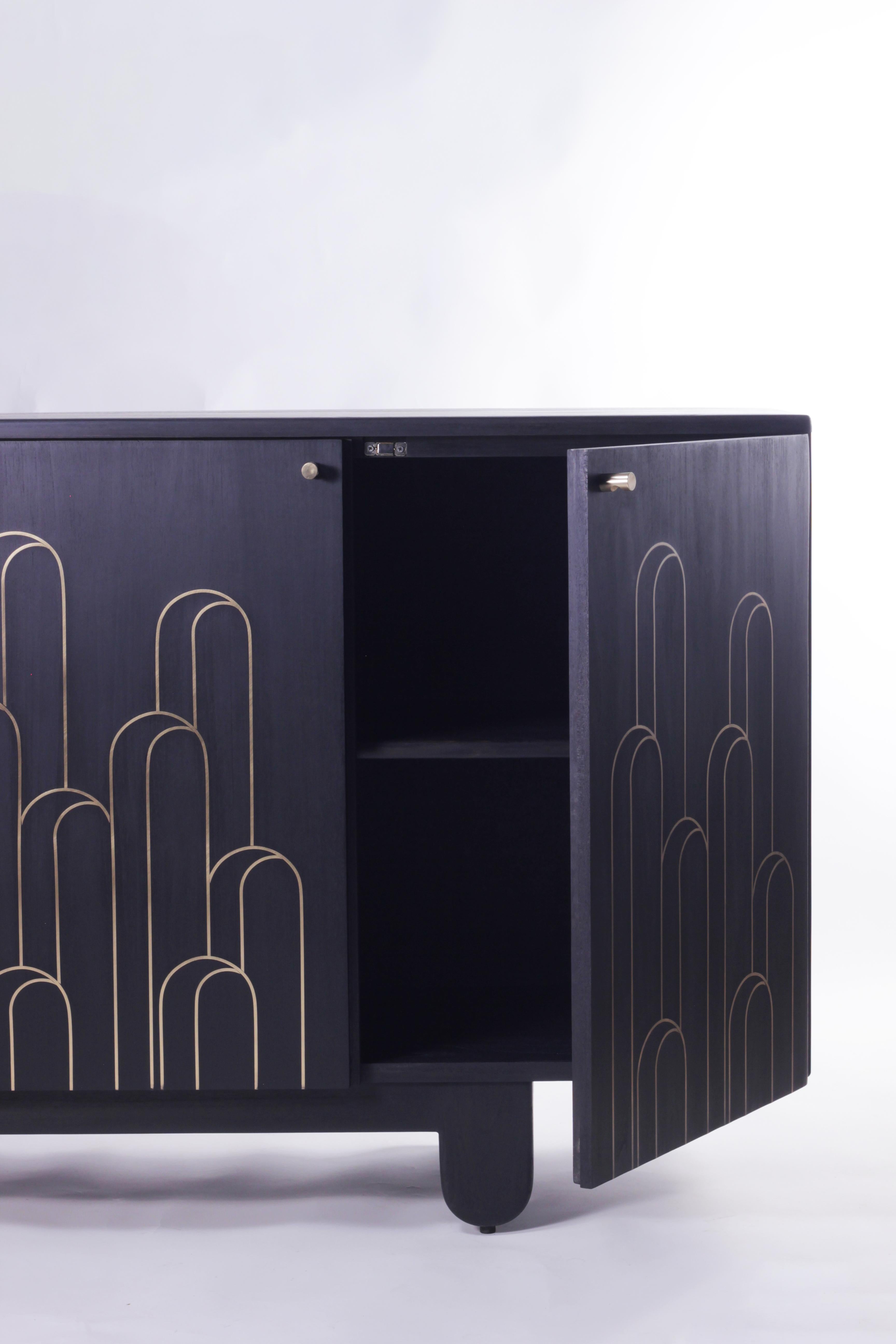 Chanfreiné Modern Art Deco Noir Crédence/armoire en chêne massif fait main avec laiton en vente