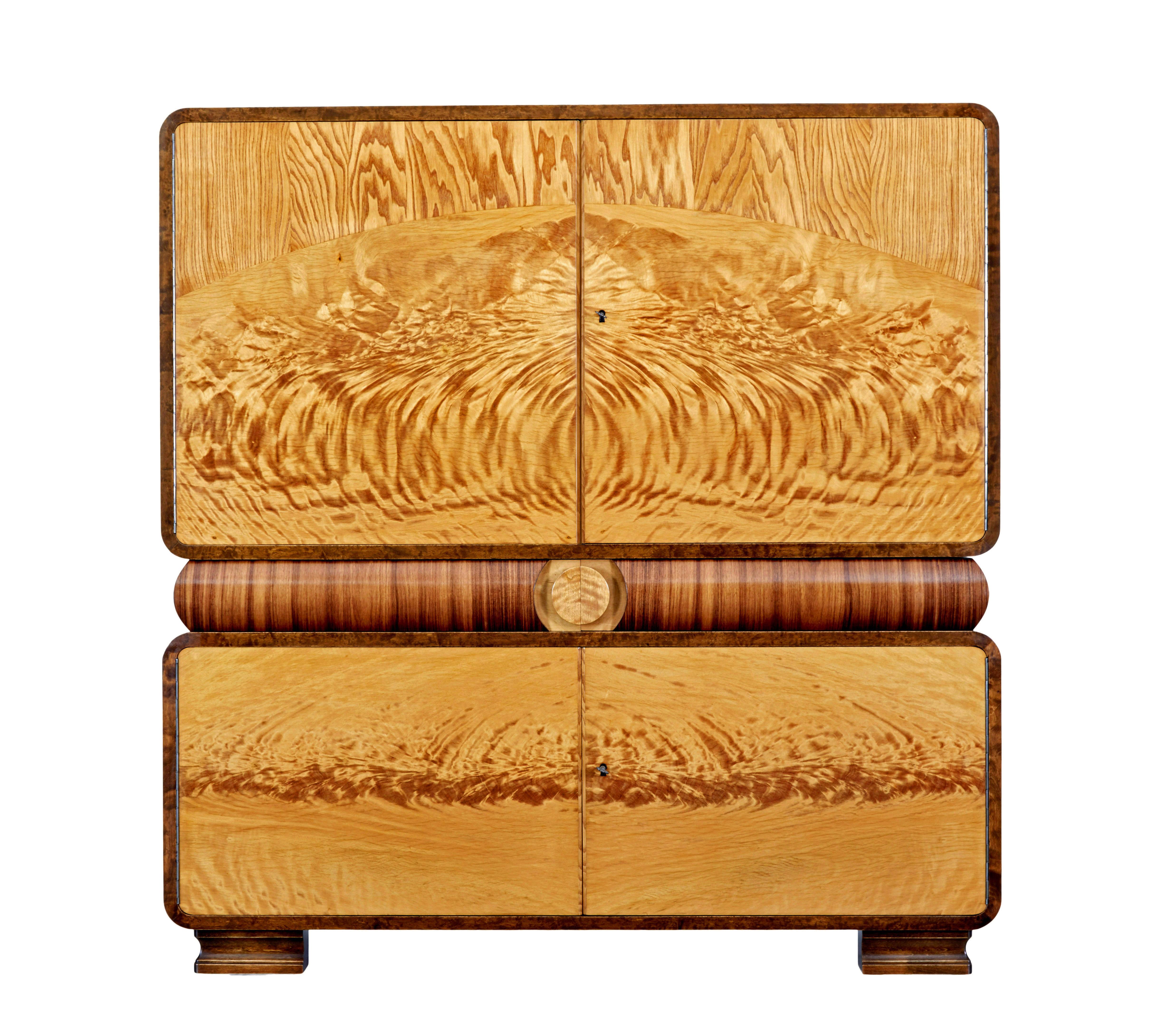Armoire scandinave art déco en bouleau et orme circa 1930.

Nous avons le plaisir de vous proposer ce meuble de la plus haute qualité de la période art déco.

Cadre extérieur en bouleau teinté avec portes en orme assorties et contrastées, disposées