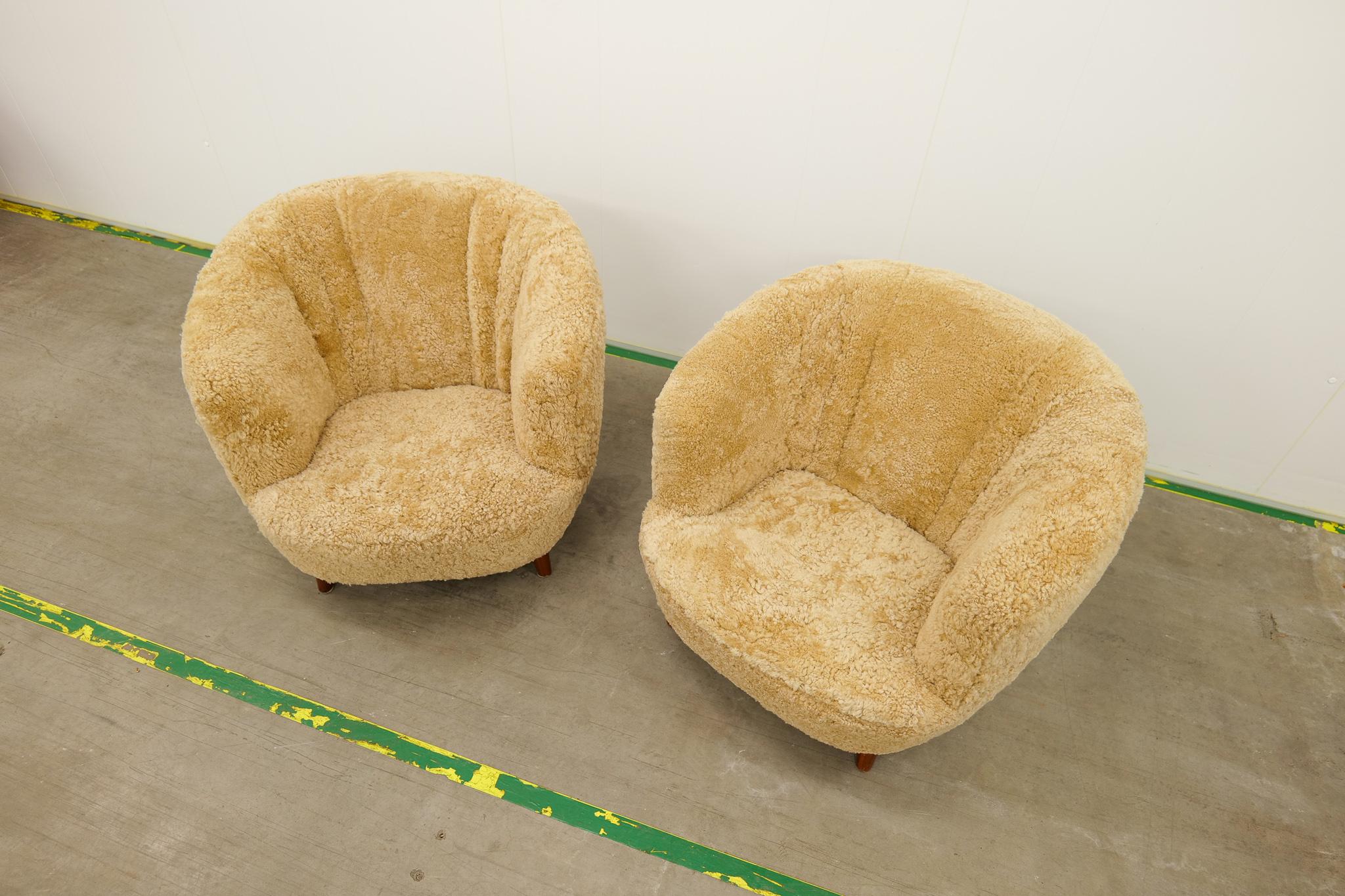 Art Deco Scandinavian Lounge Chairs in Honey Sheepskin Shearling, 1940s In Good Condition In Hillringsberg, SE
