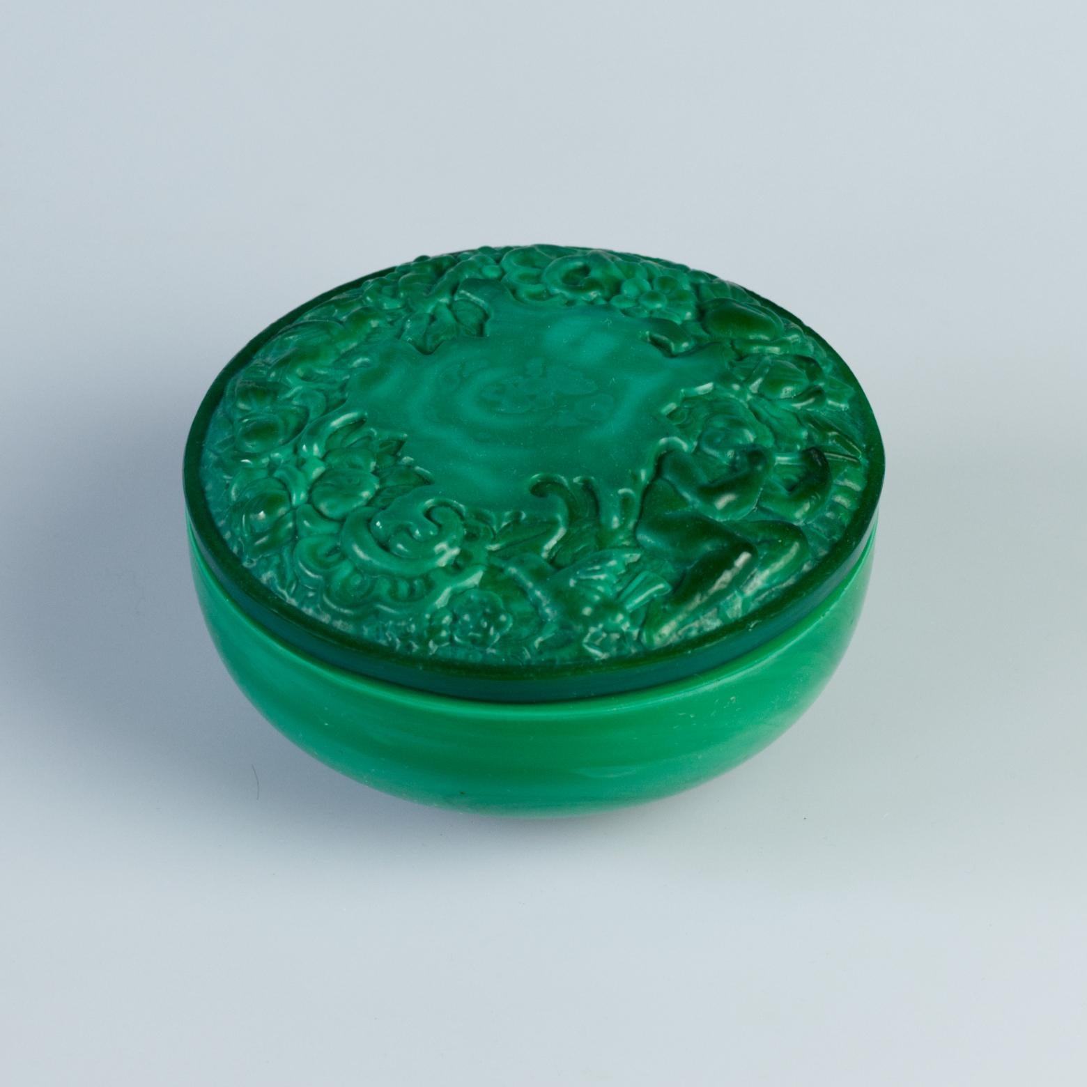Se trata de un magnífico joyero/bombonera checo/bohemio Art Déco de 1934 de Heinrich Hoffmann y Curt Schlevogt - colección INGRID  de vidrio pesado de malaquita verde.