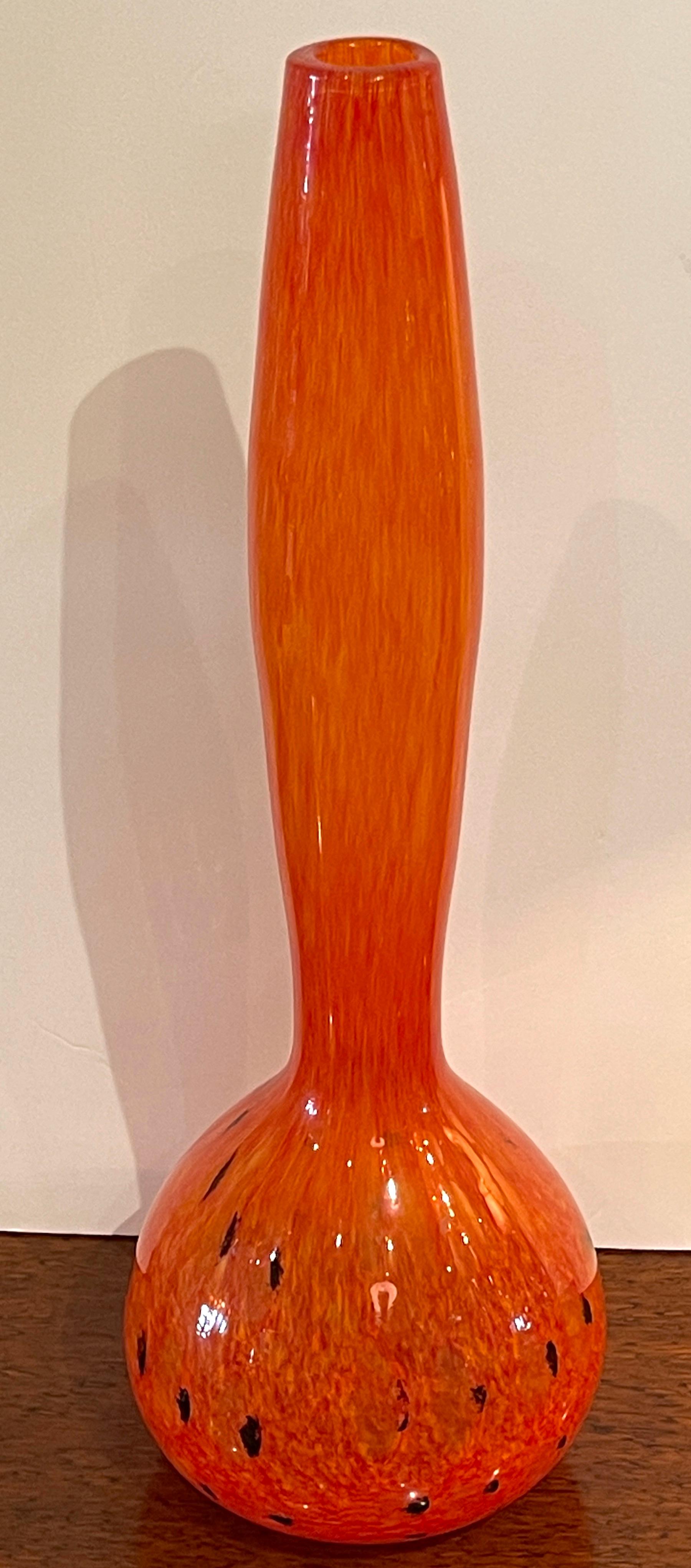 Vase fuselé Art Déco Schneider orange et noir 'Léopard' en verre d'art 
Le grand vase en verre d'art orange soufflé à la main avec un col effilé descendant jusqu'à un fond circulaire subtilement tacheté de noir de 6 pouces de diamètre. signé en
