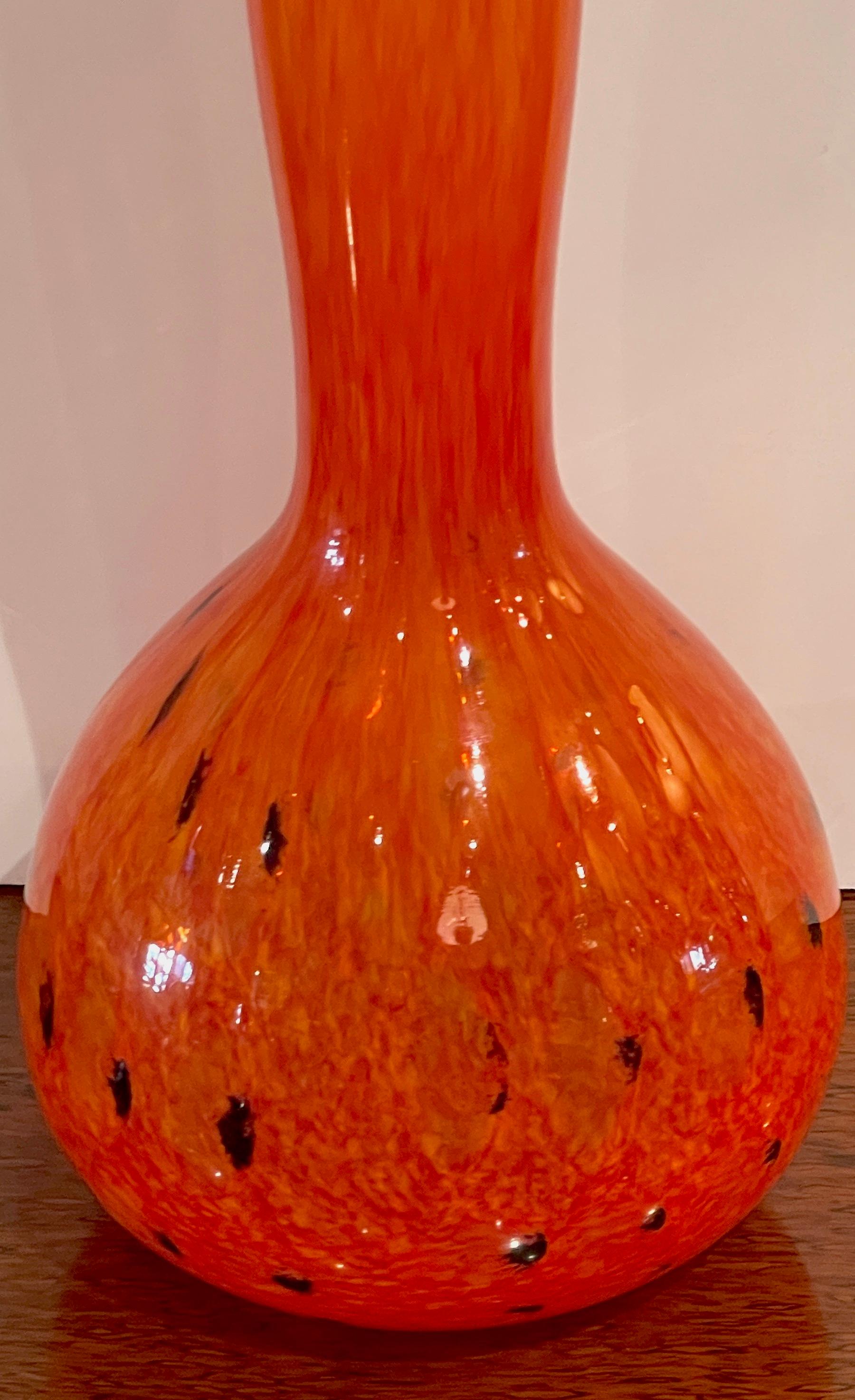 Art déco Vase fuselé art déco Schneider Glass orange et noir avec motif 'léopard'. en vente