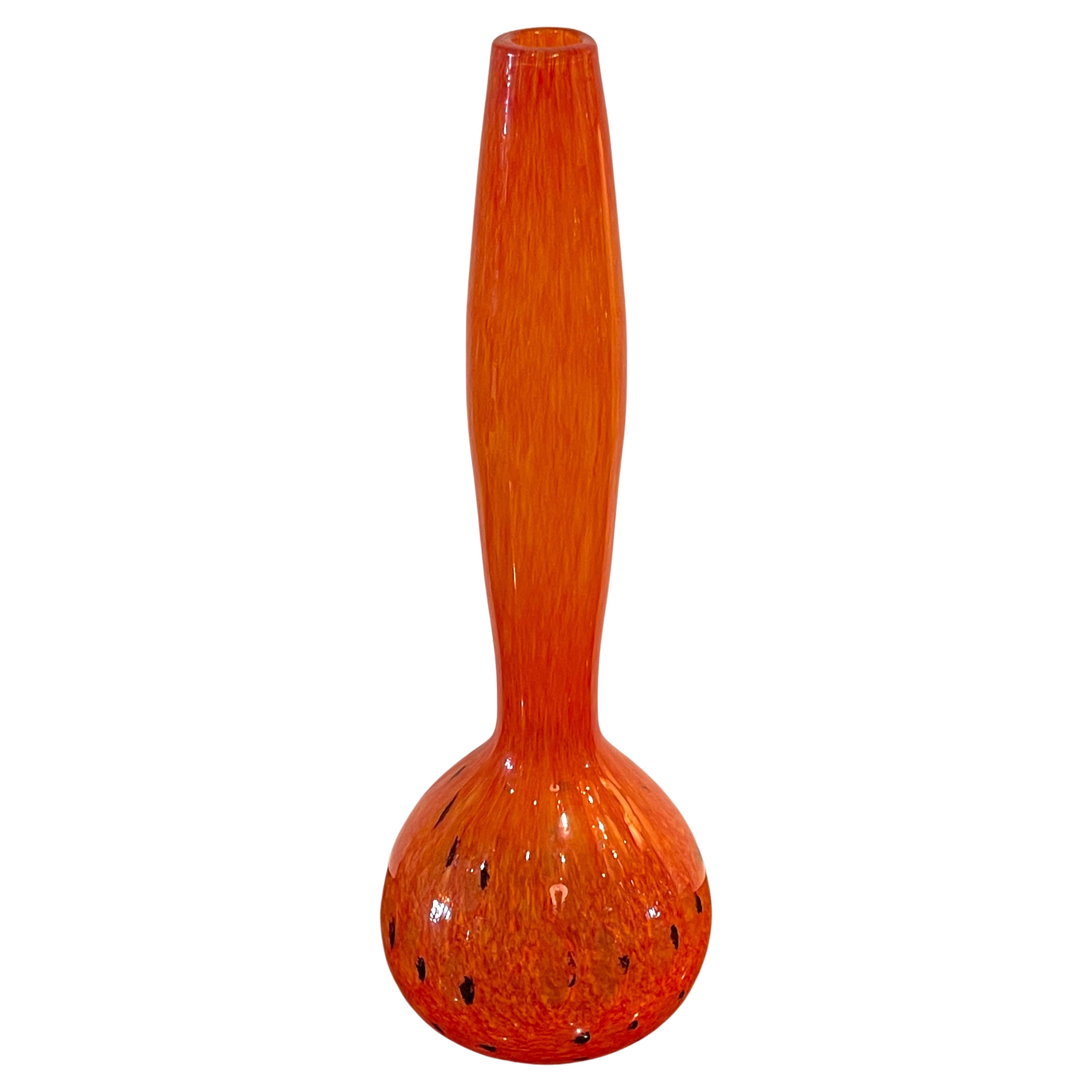 Vase fuselé art déco Schneider Glass orange et noir avec motif 'léopard'.