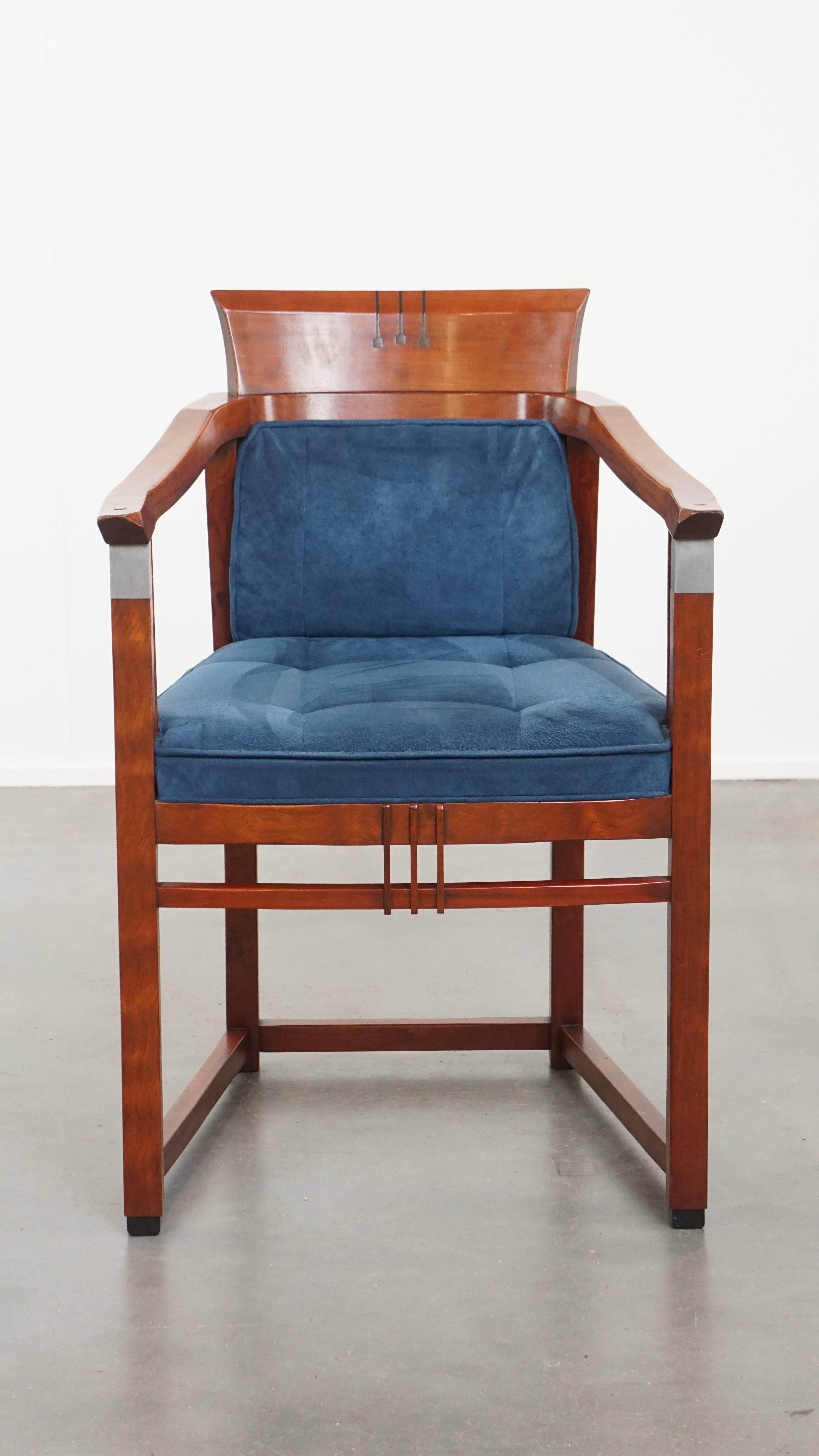 Aquí tienes esta silla de comedor o de acento Art Decó Schuitema de la serie Decoforma, con reposabrazos y lujosa tapicería azul. Esta silla de alta gama está fabricada por la renombrada marca holandesa Schuitema, conocida por su excepcional