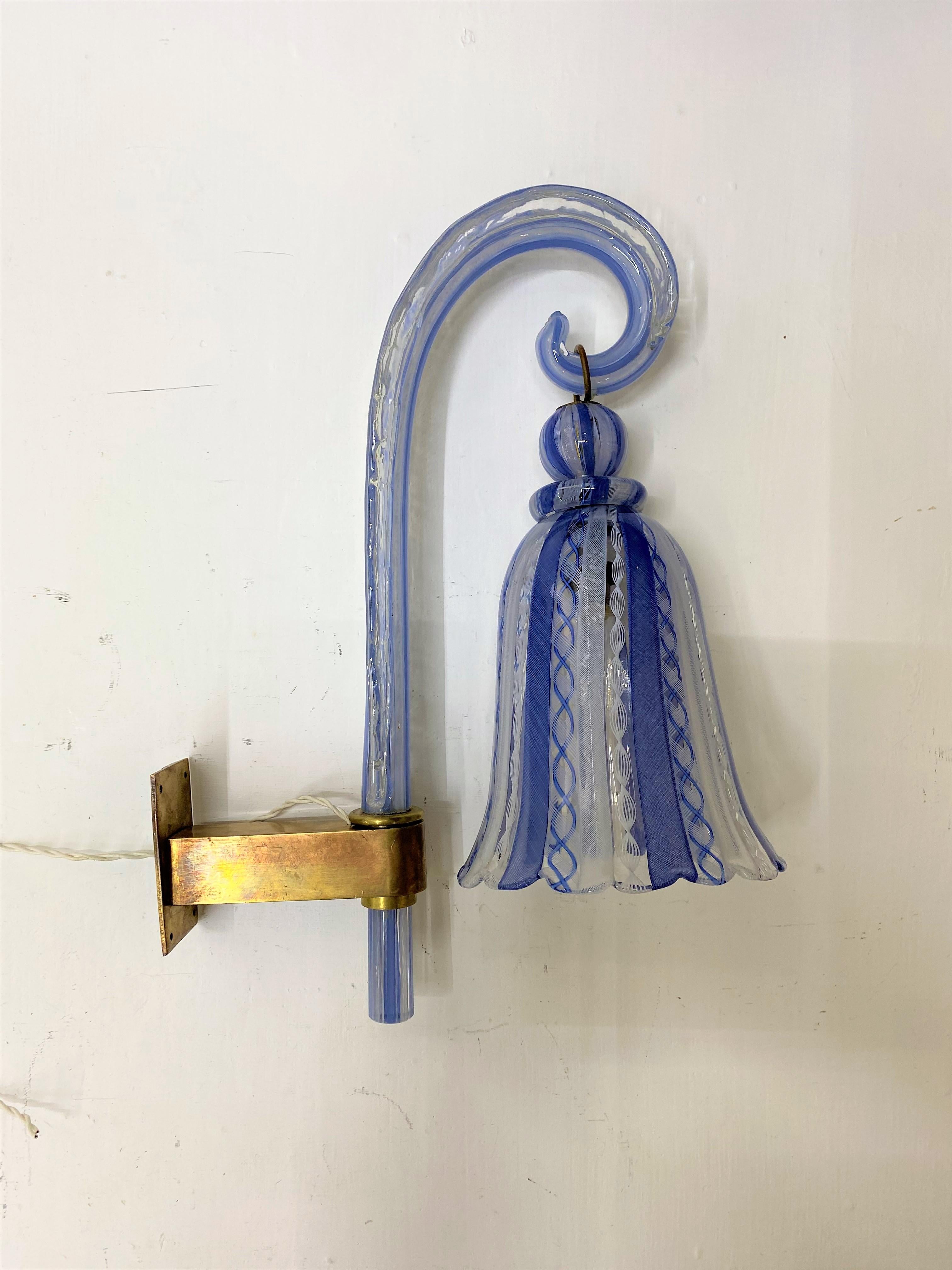 Art Deco sconce inin clear, white and blue Murano Glass manufactured in the Zanfirico Technique in the island of Murano, Italy, circa 1930-40.
Zanfirico is a technique from the island of Murano, Italy. Zanfirico glass consists of fine filigree