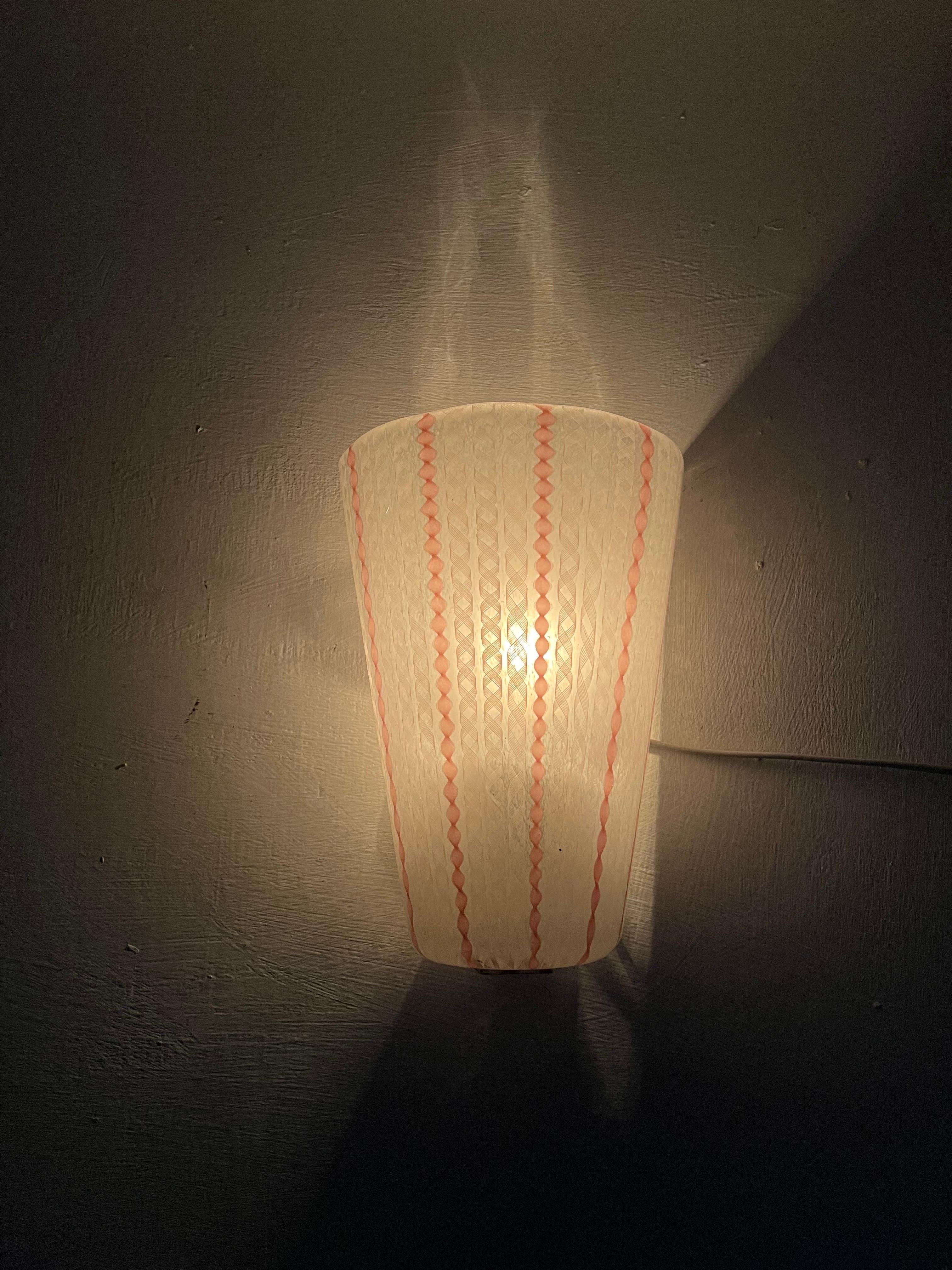 Applique Art Déco en verre de Murano transparent, blanc et rose, fabriquée selon la technique Zanfirico sur l'île de Murano, en Italie, vers 1930-40.
Le zanfirico est une technique originaire de l'île de Murano, en Italie. Le verre Zanfirico se