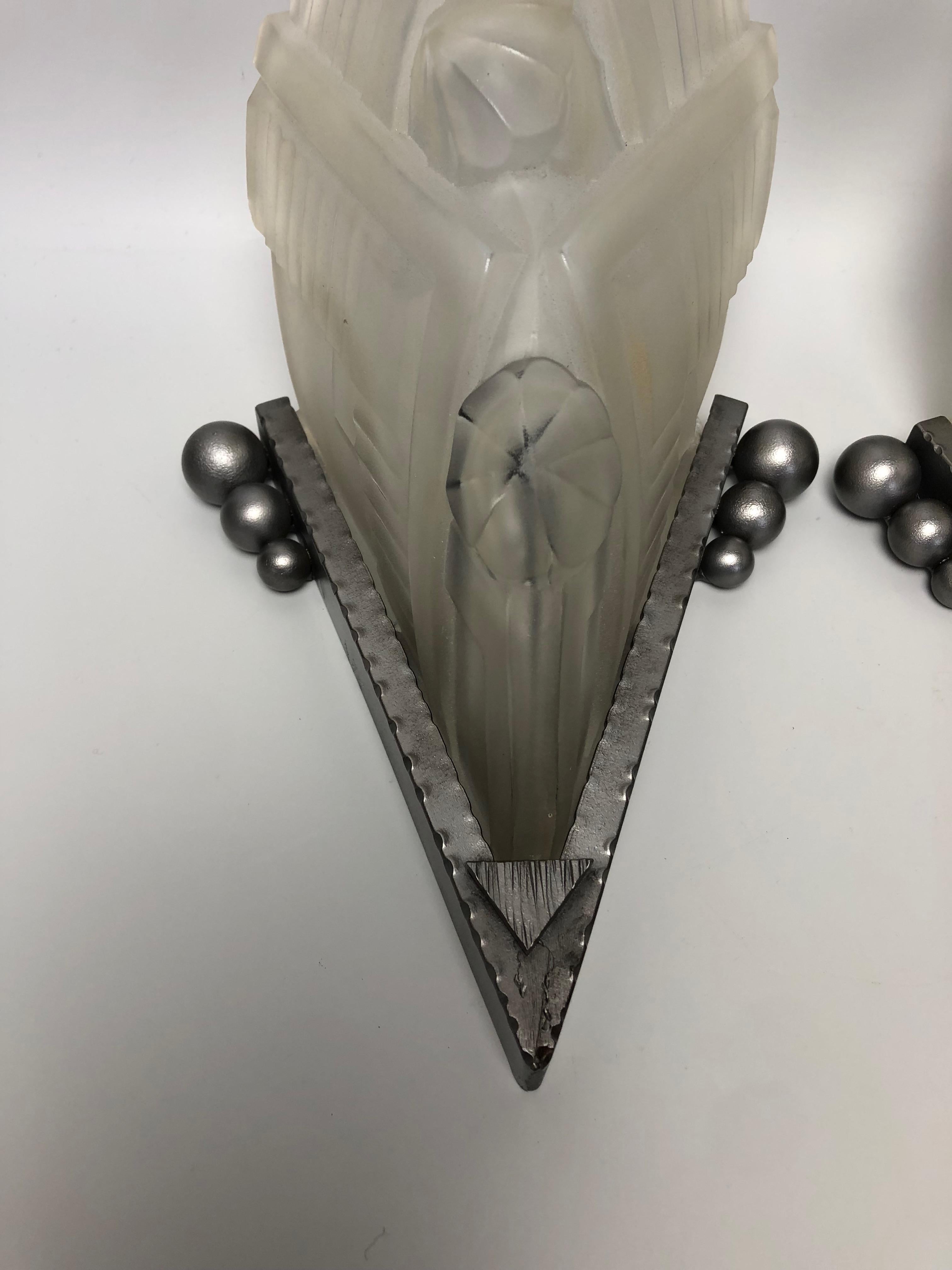 Suite of 3 art deco wall lights circa 1930 in unsigned molded glass attributed to Hubens hammered iron frame, in perfect condition.
Electrify E 14 screw bulb socket .


Height 31 cm
Width: 19.5cm
Depth: 17cm
Weight: 7 Kg

Attributed to Francis