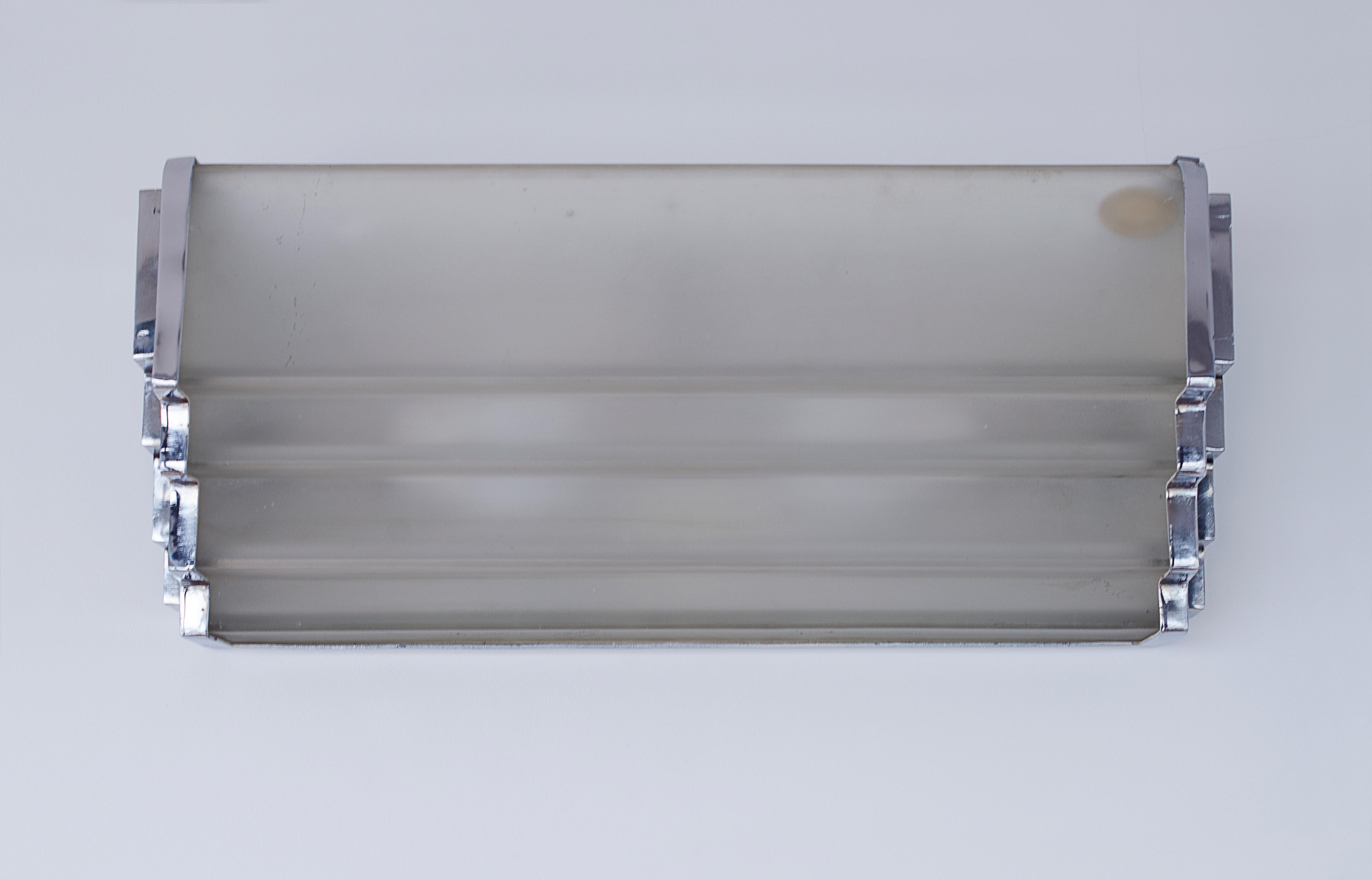 Paar Art Deco Wandlampen, versilberte Bronzestruktur mit satinierten Glasplatten. Hergestellt von Marius Ernest Sabino (1878-1961).

Sabino Paris Papierstempel - Made in France.

Frankreich, CIRCA 1920.